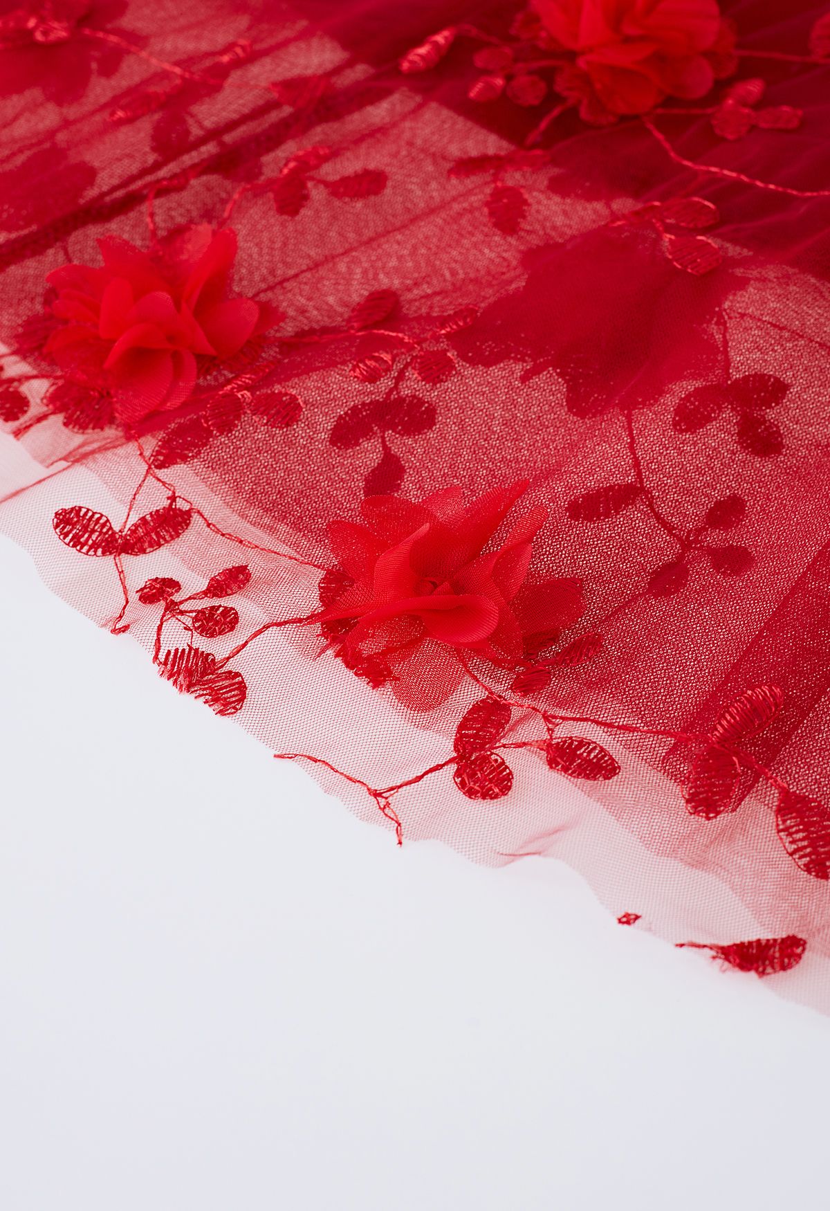 تنورة متوسطة الطول مطرزة بالزهور شبكية ثلاثية الأبعاد باللون الأحمر