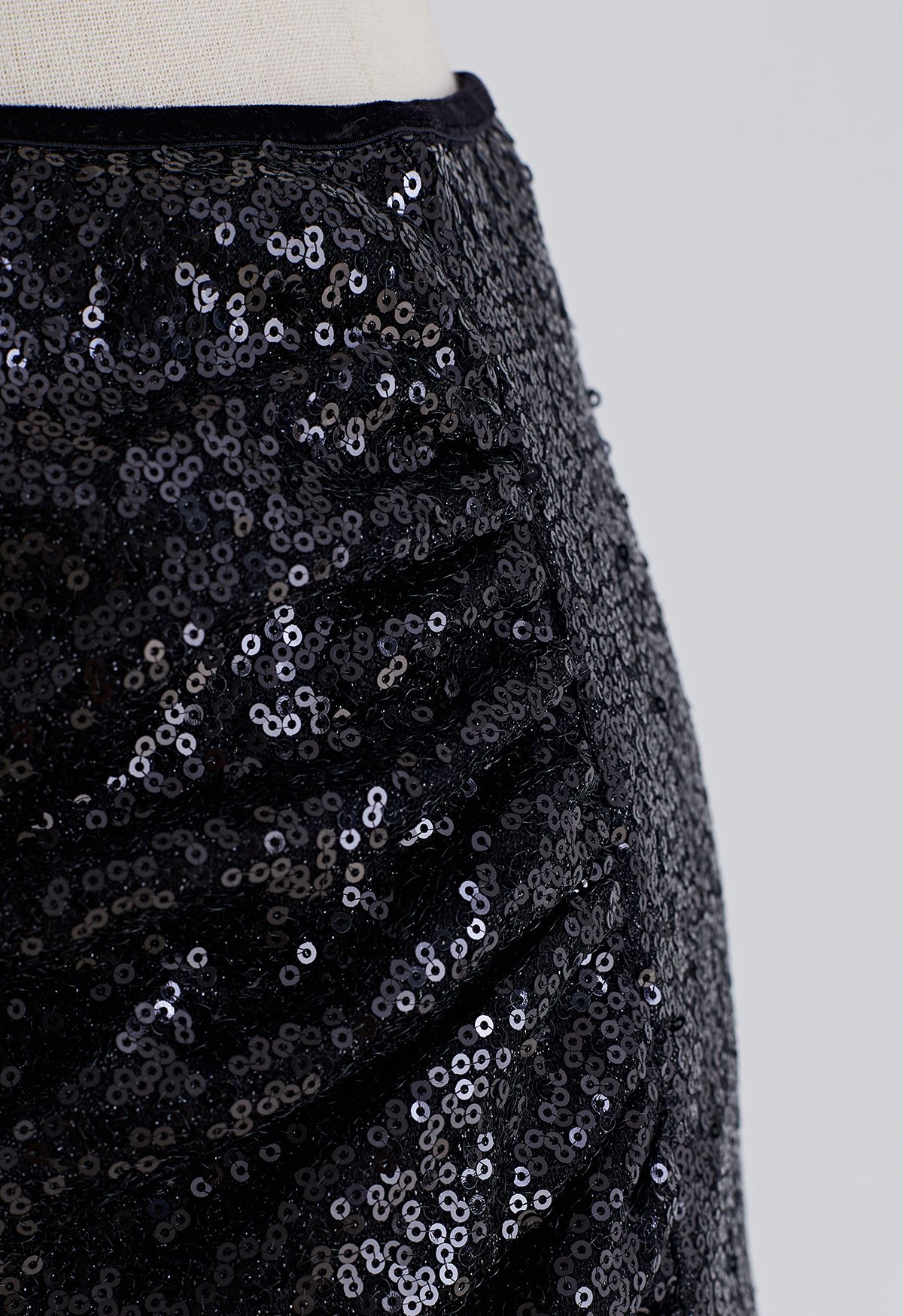 تنورة صغيرة براعم مكشكشة جانبية مزينة بالترتر اللامع باللون الأسود