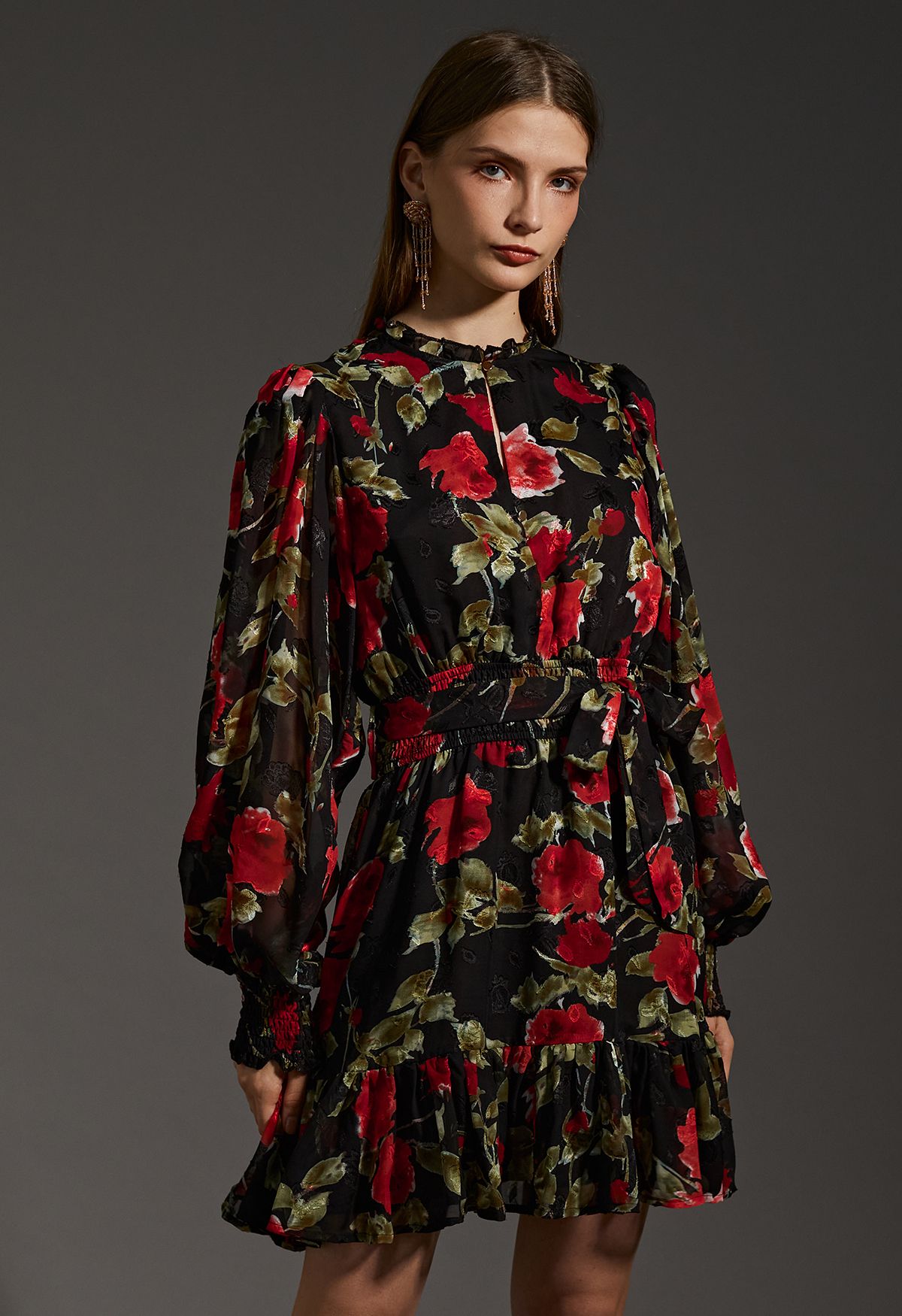 فستان شيفون جاكار مكشكش بنقشة الزهور باللون الأسود