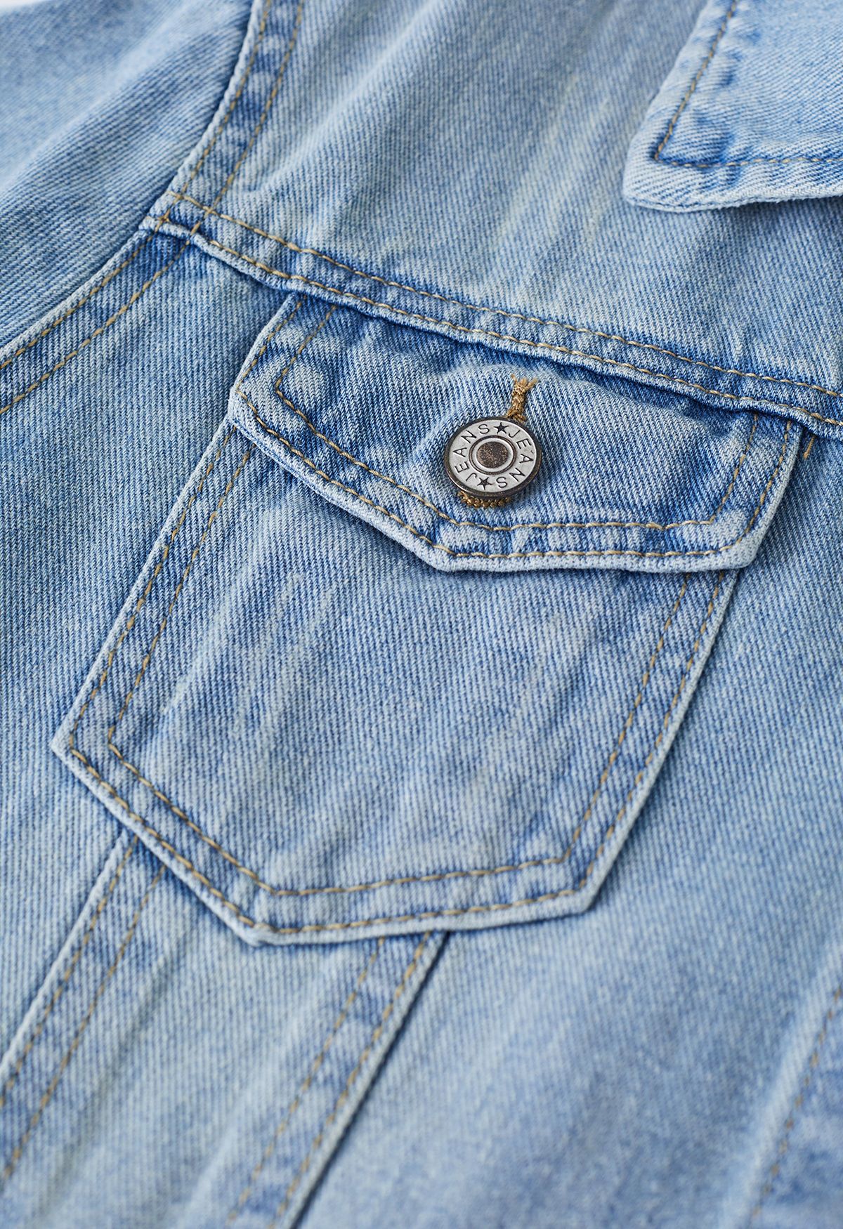 جاكيت جينز بياقة جيب الصدر باللون الأزرق الفاتح