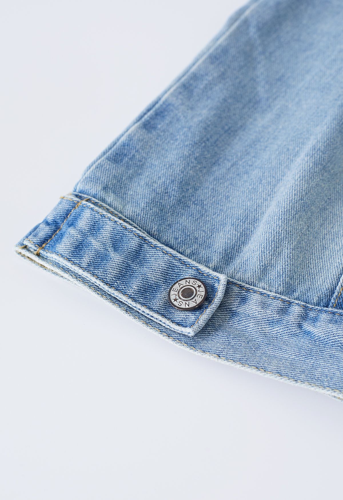 جاكيت جينز بياقة جيب الصدر باللون الأزرق الفاتح