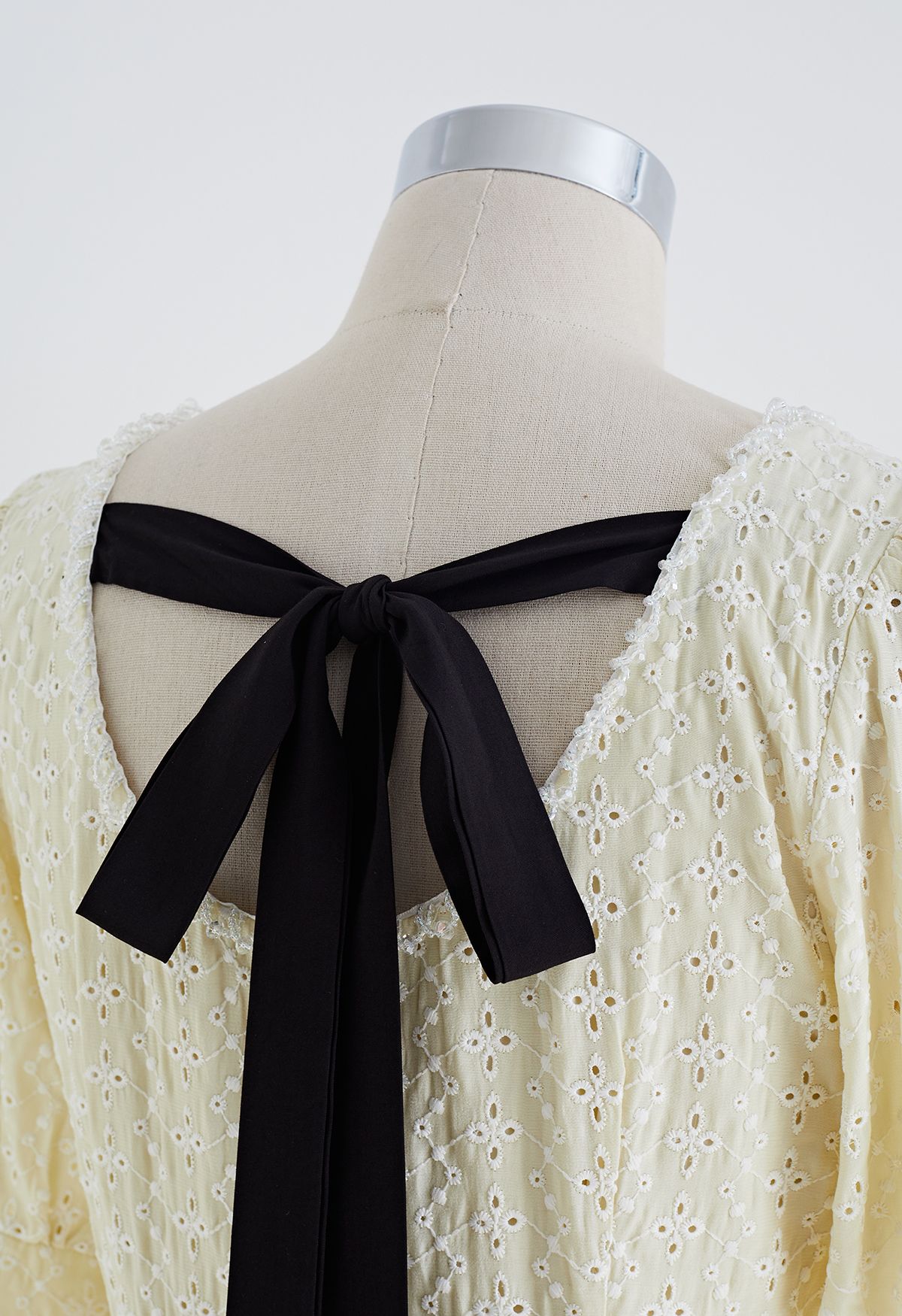 فستان متوسط الطول بفتحة فيونكة من Floret باللون الأصفر الفاتح