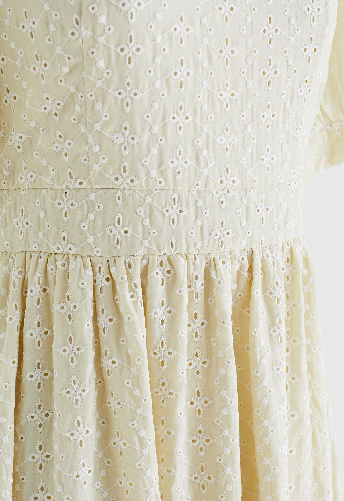 فستان متوسط الطول بفتحة فيونكة من Floret باللون الأصفر الفاتح