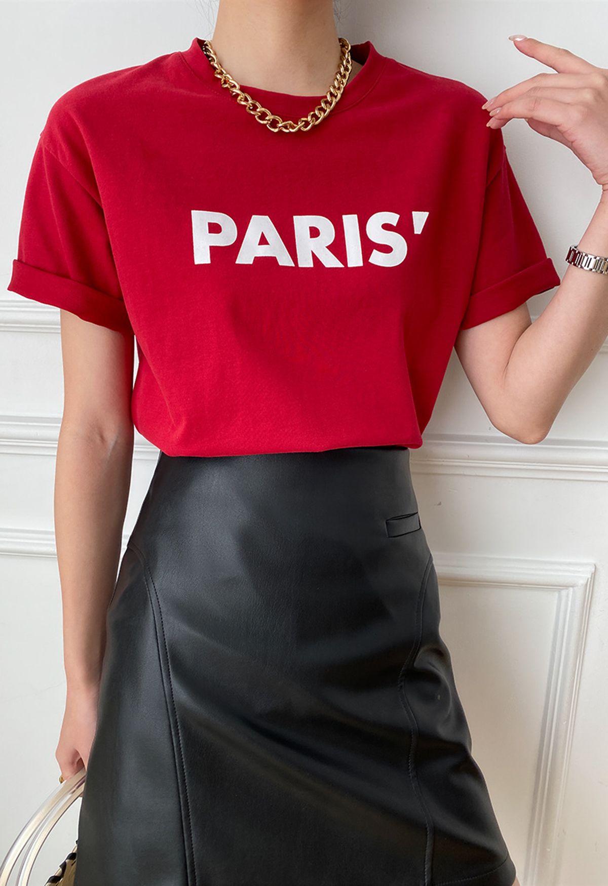 تي شيرت برقبة دائرية وطبعة باريس باللون الأحمر