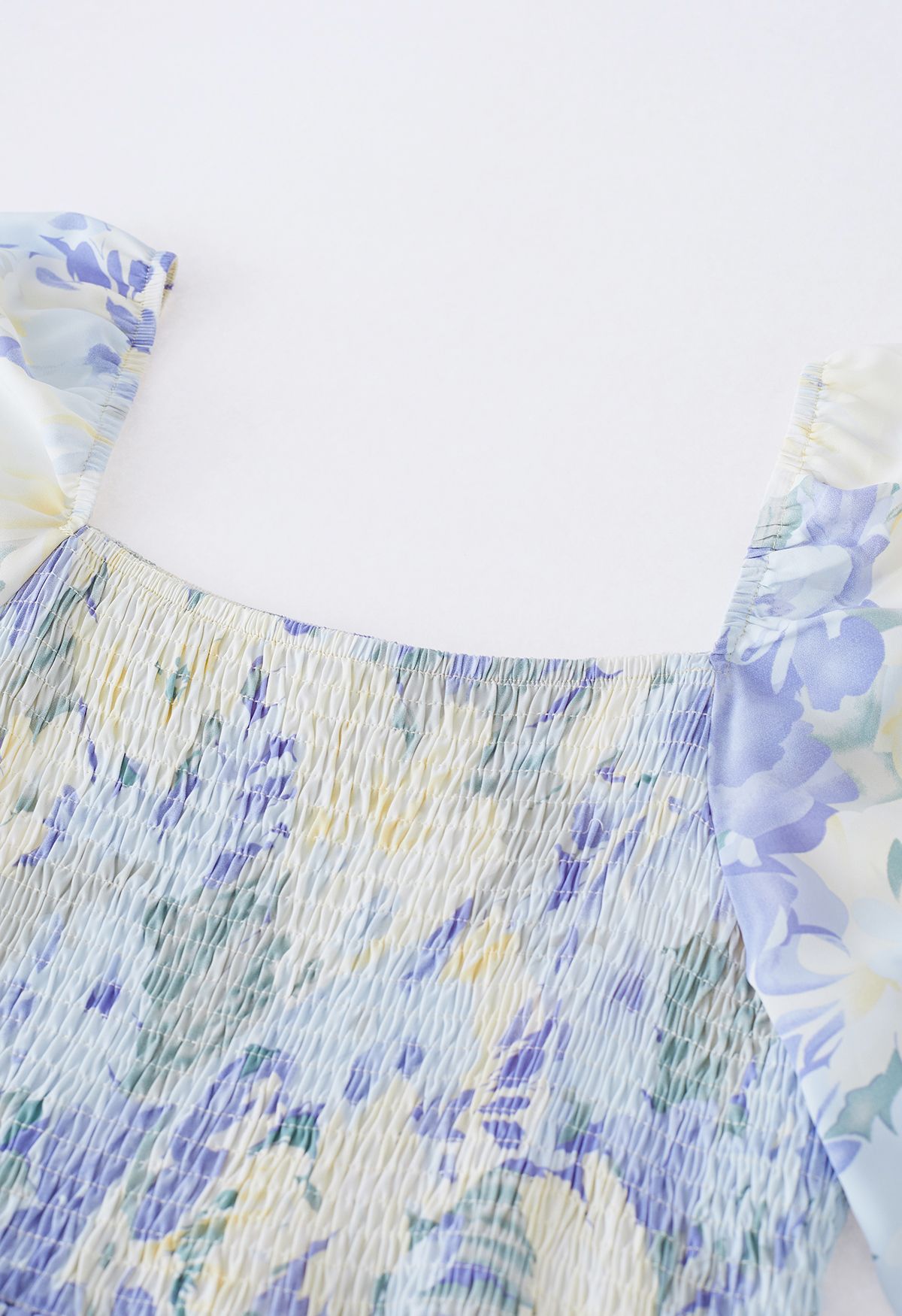 فستان قصير برقبة مربعة من الشيفون مزين بالزهور باللون الأزرق