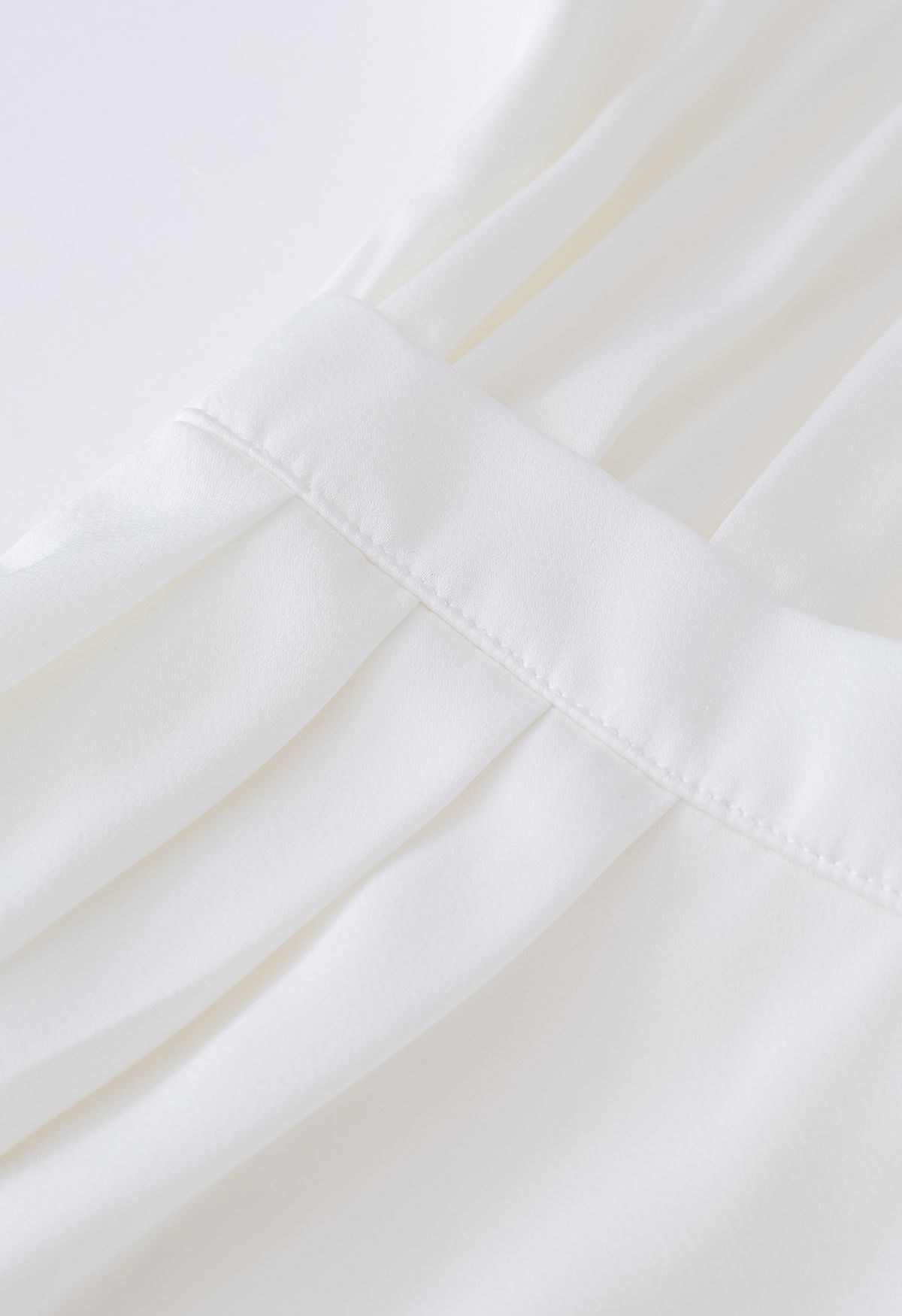 BOWKNOT خط العنق مطوي فستان من الساتان باللون الأبيض
