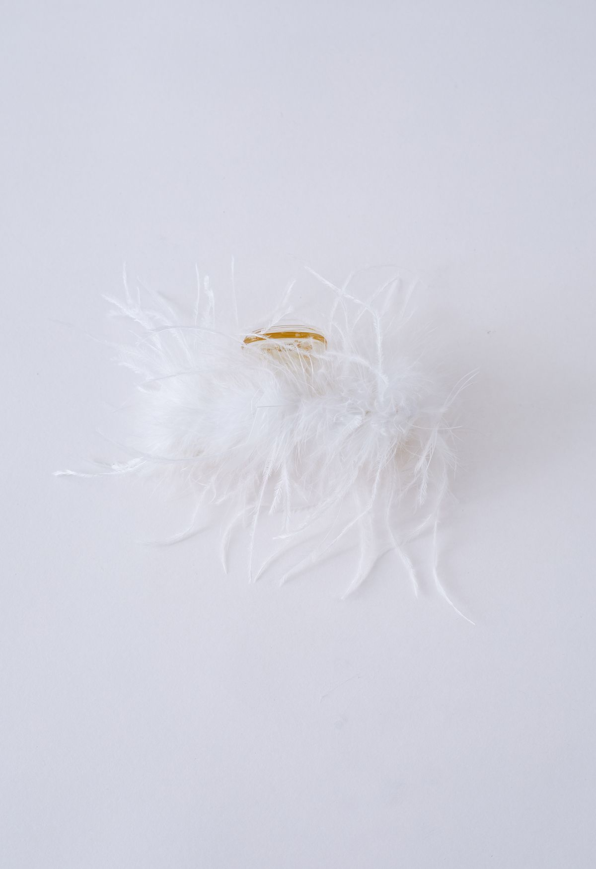 مشبك شعر متجدد الهواء من الريش باللون الأبيض