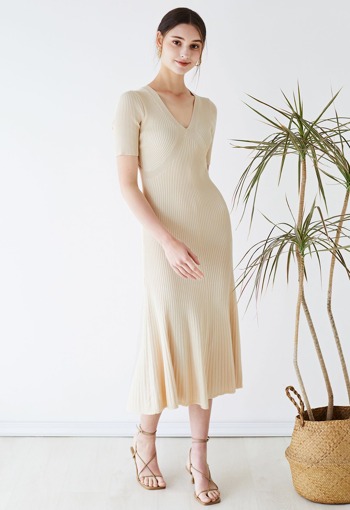 فستان منسوج مضلع بياقة على شكل V وأكمام قصيرة باللون الكريمي