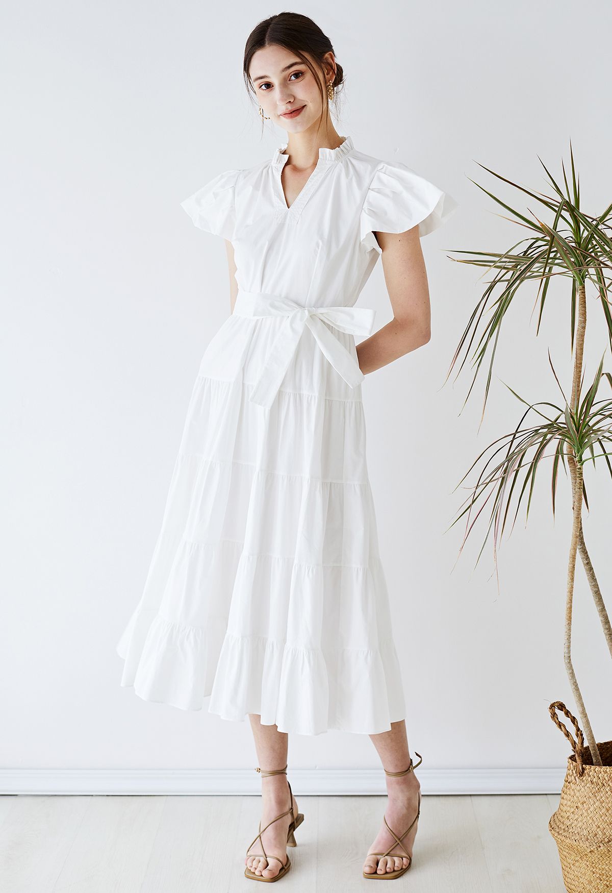 فستان من القطن مكشكش بياقة على شكل V وأكمام رفرفة باللون الأبيض