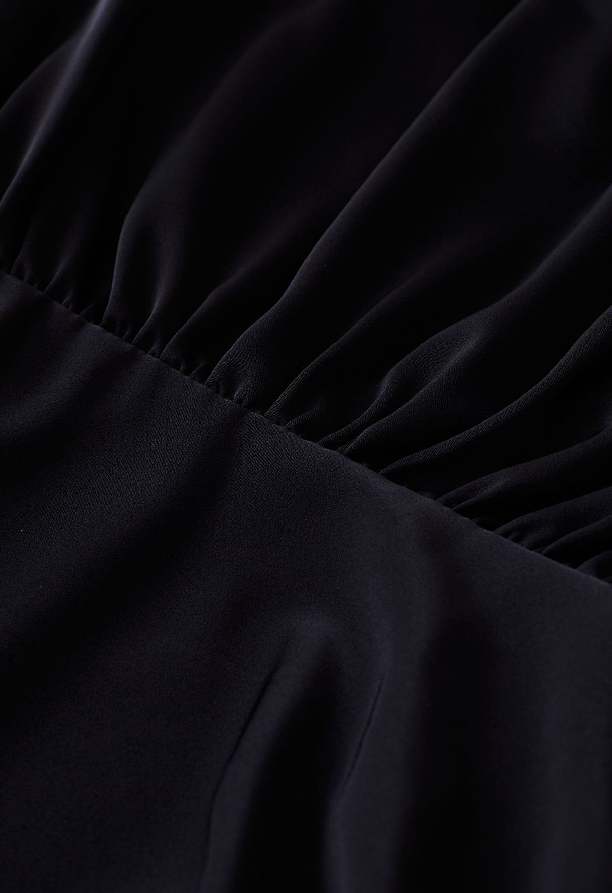 مبطن الكتف الرقبة الطربوش الرقبة فستان من الساتان Ruched باللون الأسود