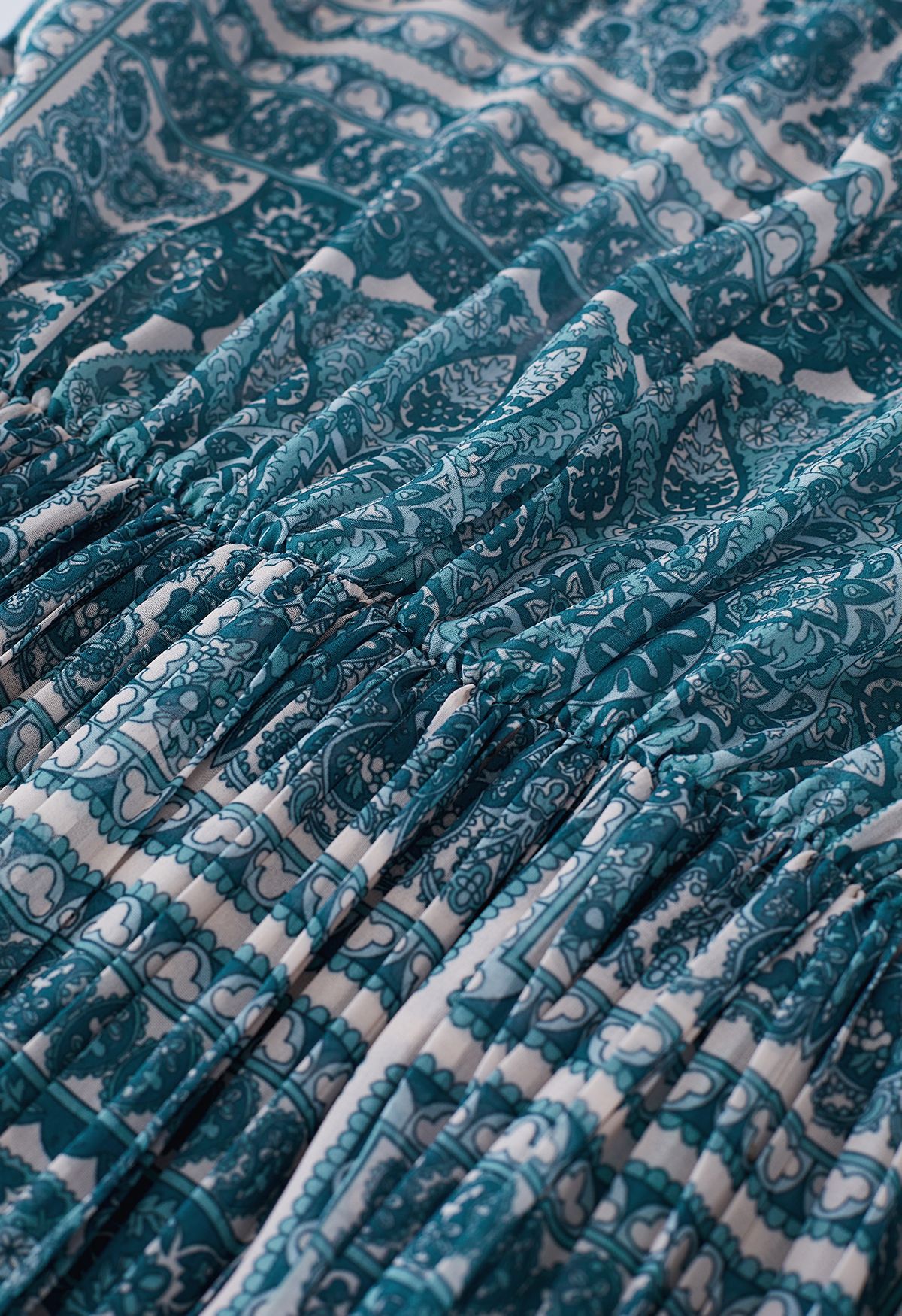 فستان بوهو بيزلي متوسط الطول من الشيفون بطيات باللون الأزرق المخضر