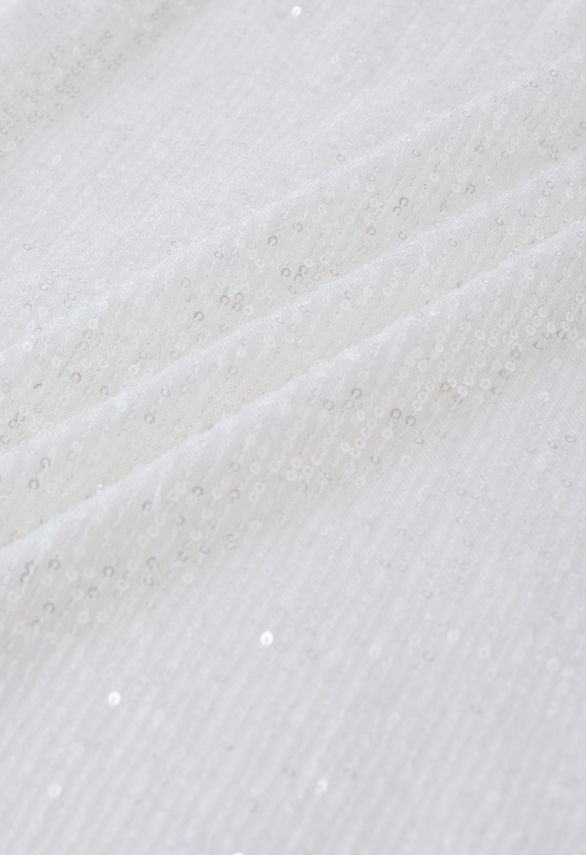 تنورة حورية البحر مزينة بالترتر باللون الأبيض