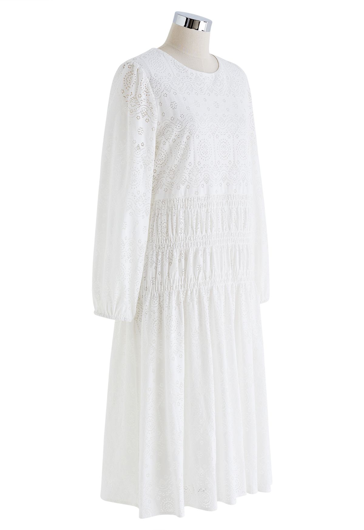 فستان متوسط الطول مزين بالزهور باللون الأبيض