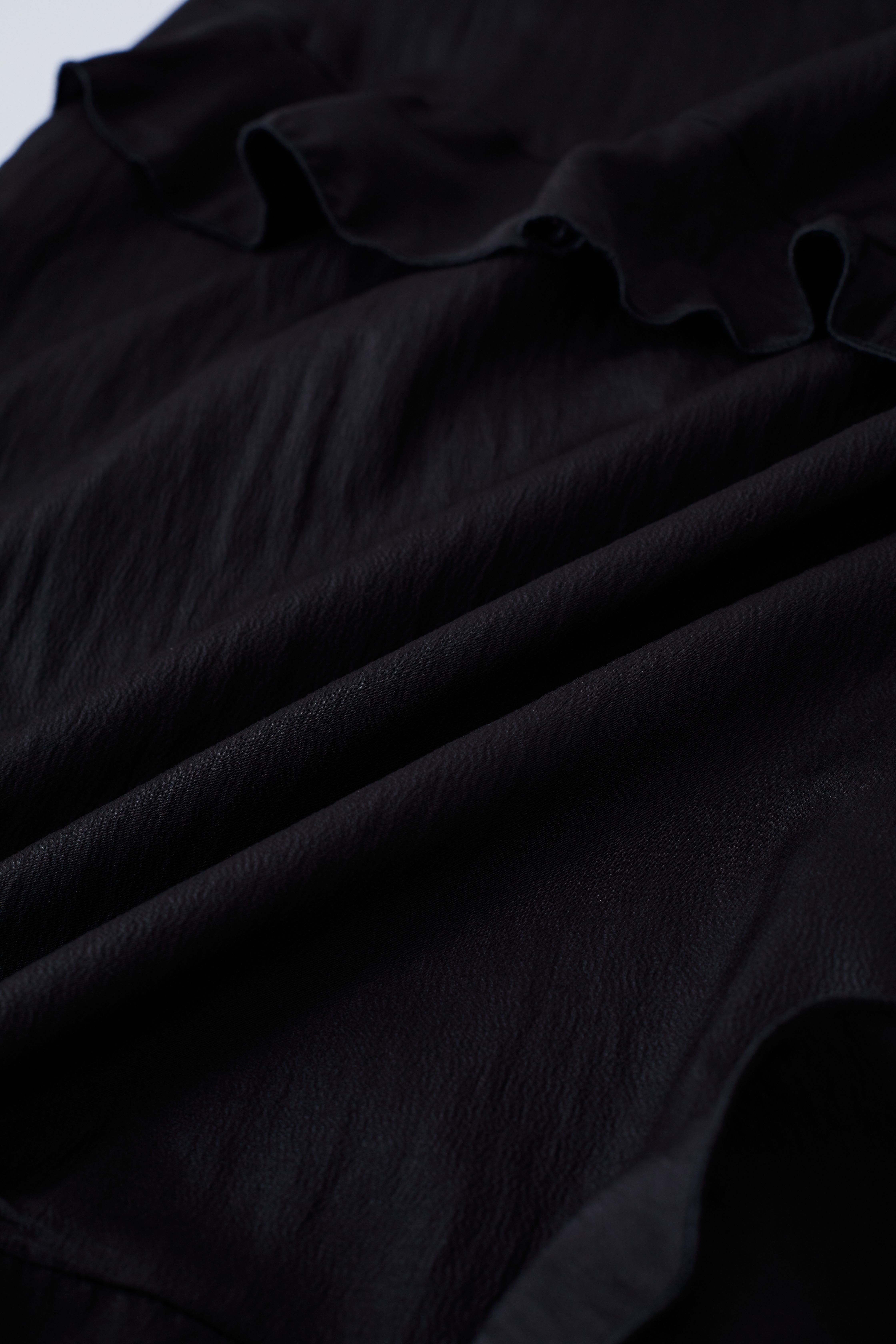 فستان كامي مكشكش متدرج بشق جانبي باللون الأسود