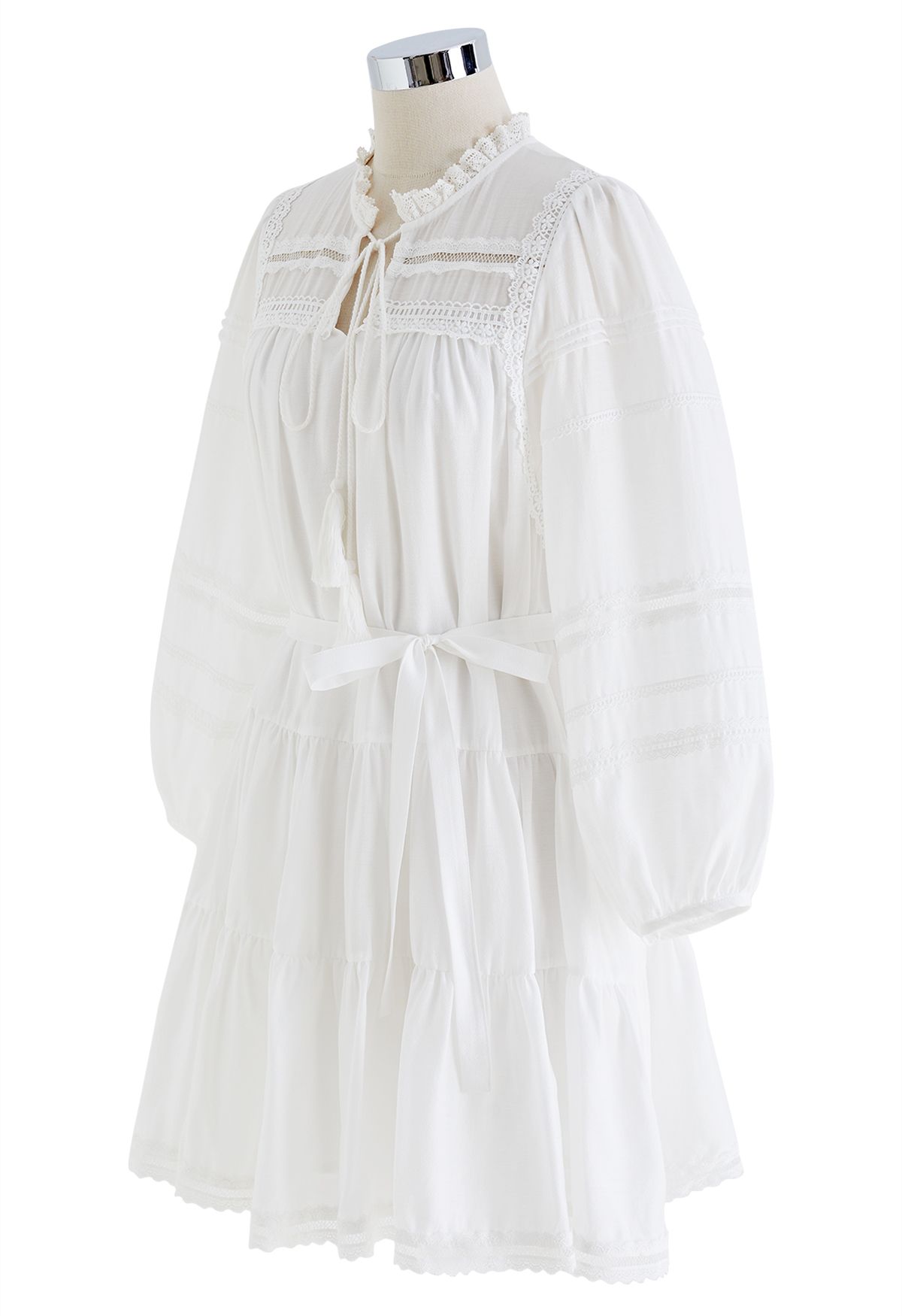 فستان أبيض بأكمام منفوخة إلهة جميلة