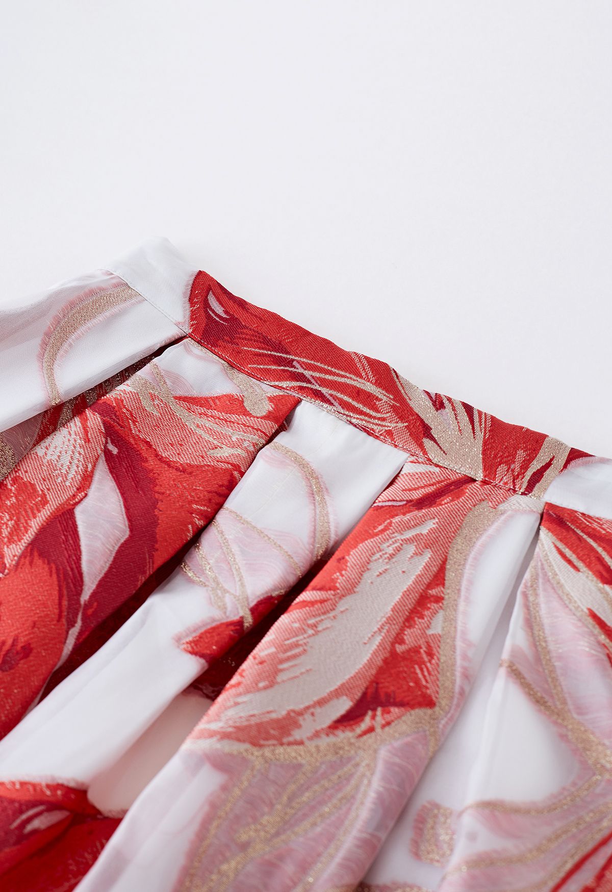 تنورة متوسطة الطول بطيات أورجانزا من الجاكار بنقشة الزهور الفنية باللون الأحمر