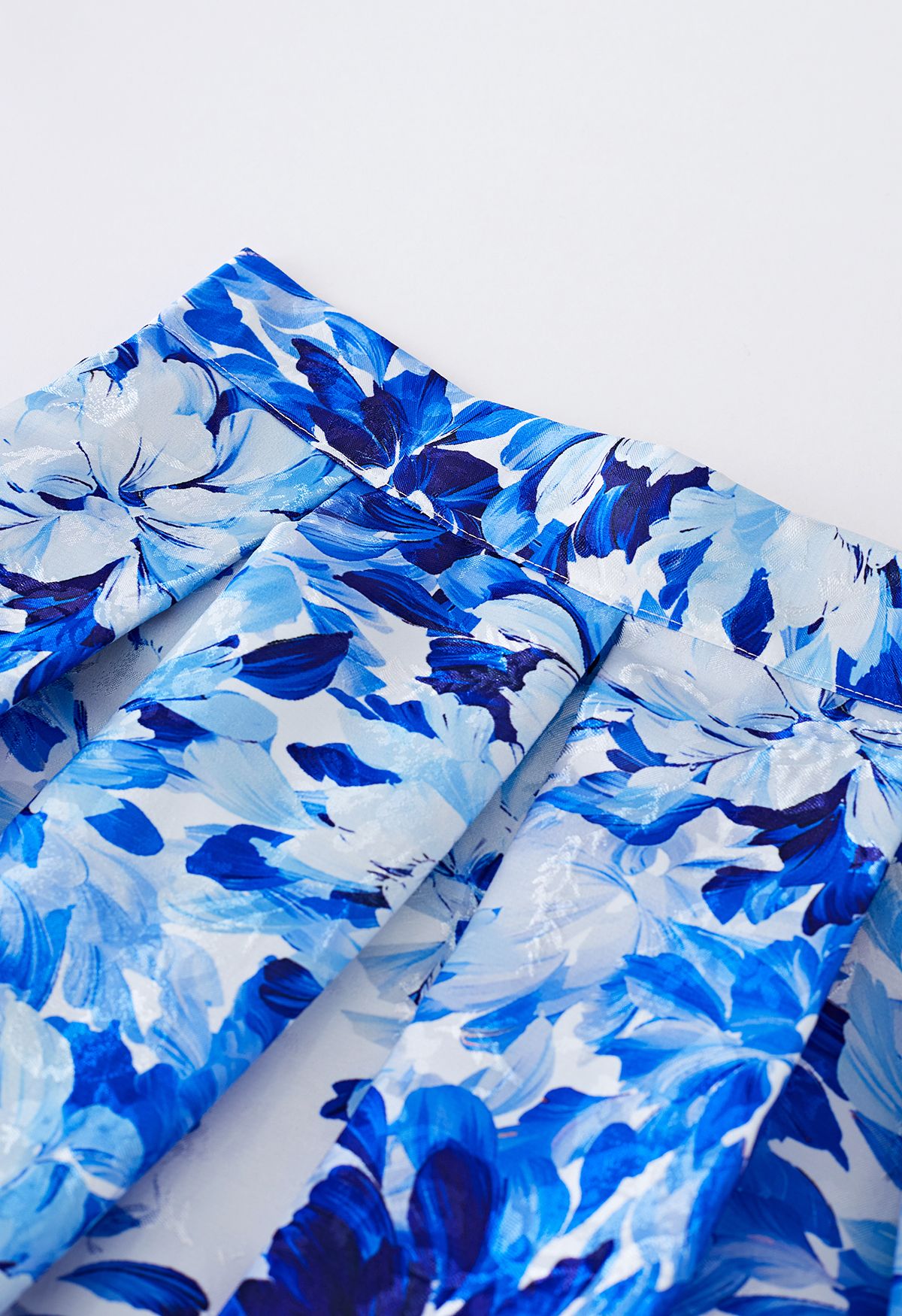 تنورة متوسطة الطول بطيات جاكار بطبعة زهور زرقاء ملكي