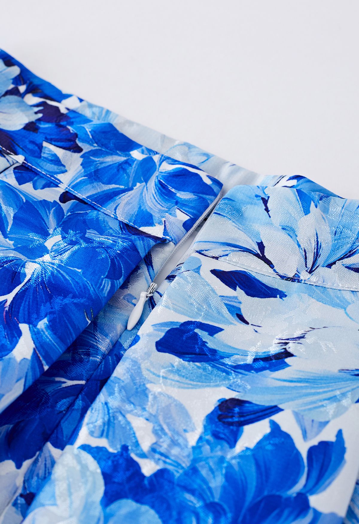 تنورة متوسطة الطول بطيات جاكار بطبعة زهور زرقاء ملكي