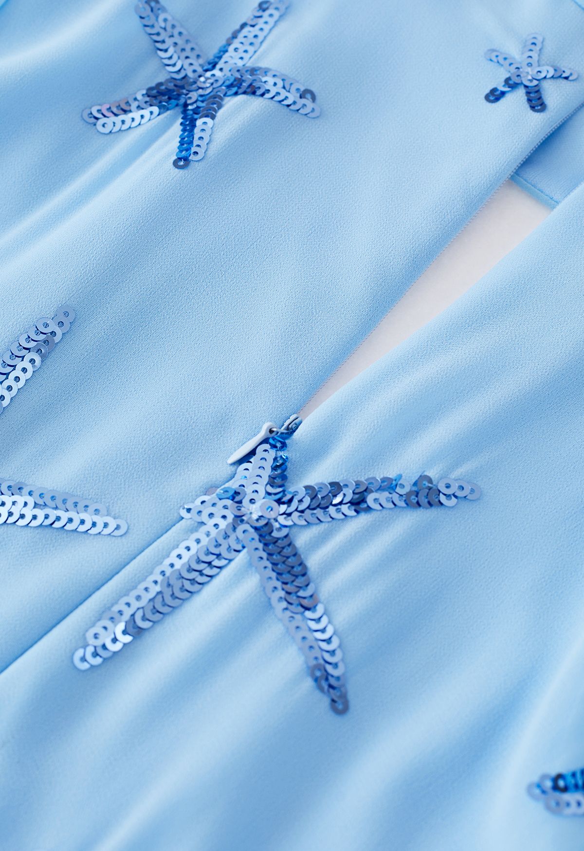 Stars فستان ماكسي سليب أمامي مزين بالترتر باللون الأزرق