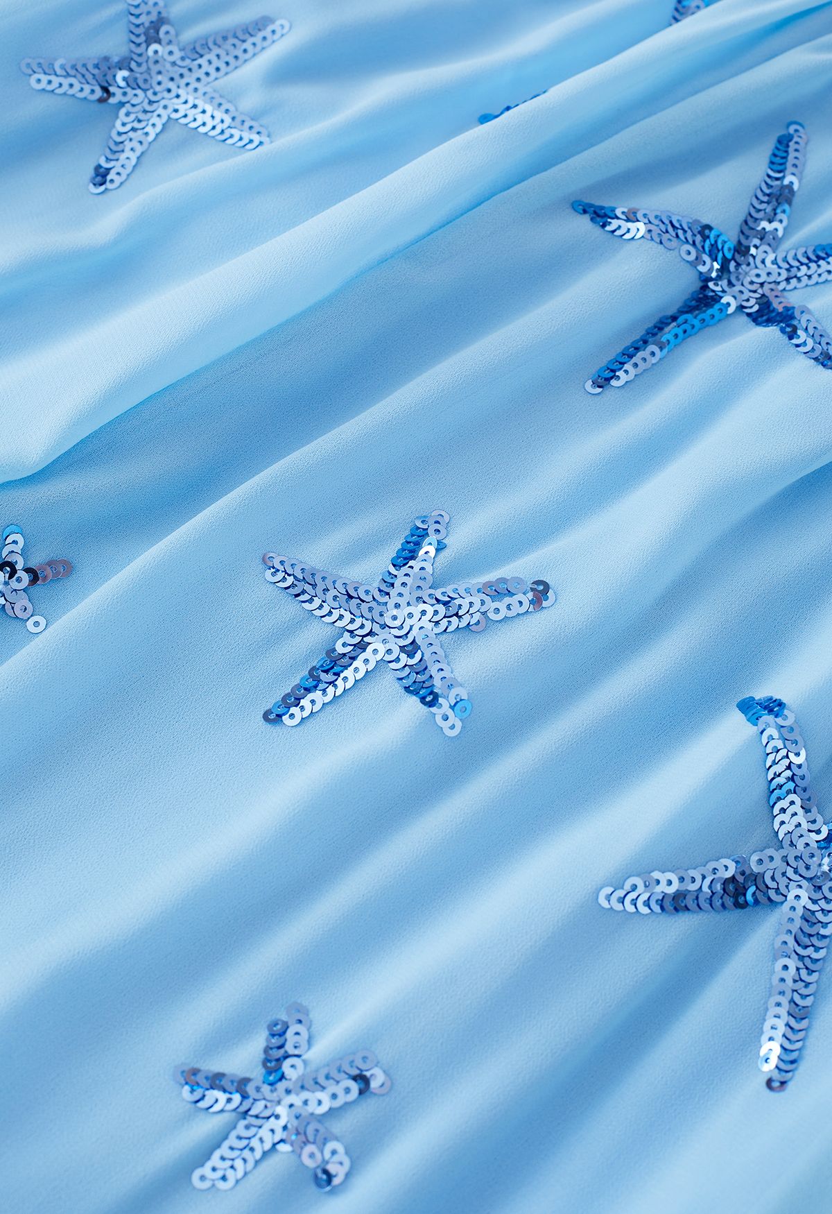 Stars فستان ماكسي سليب أمامي مزين بالترتر باللون الأزرق