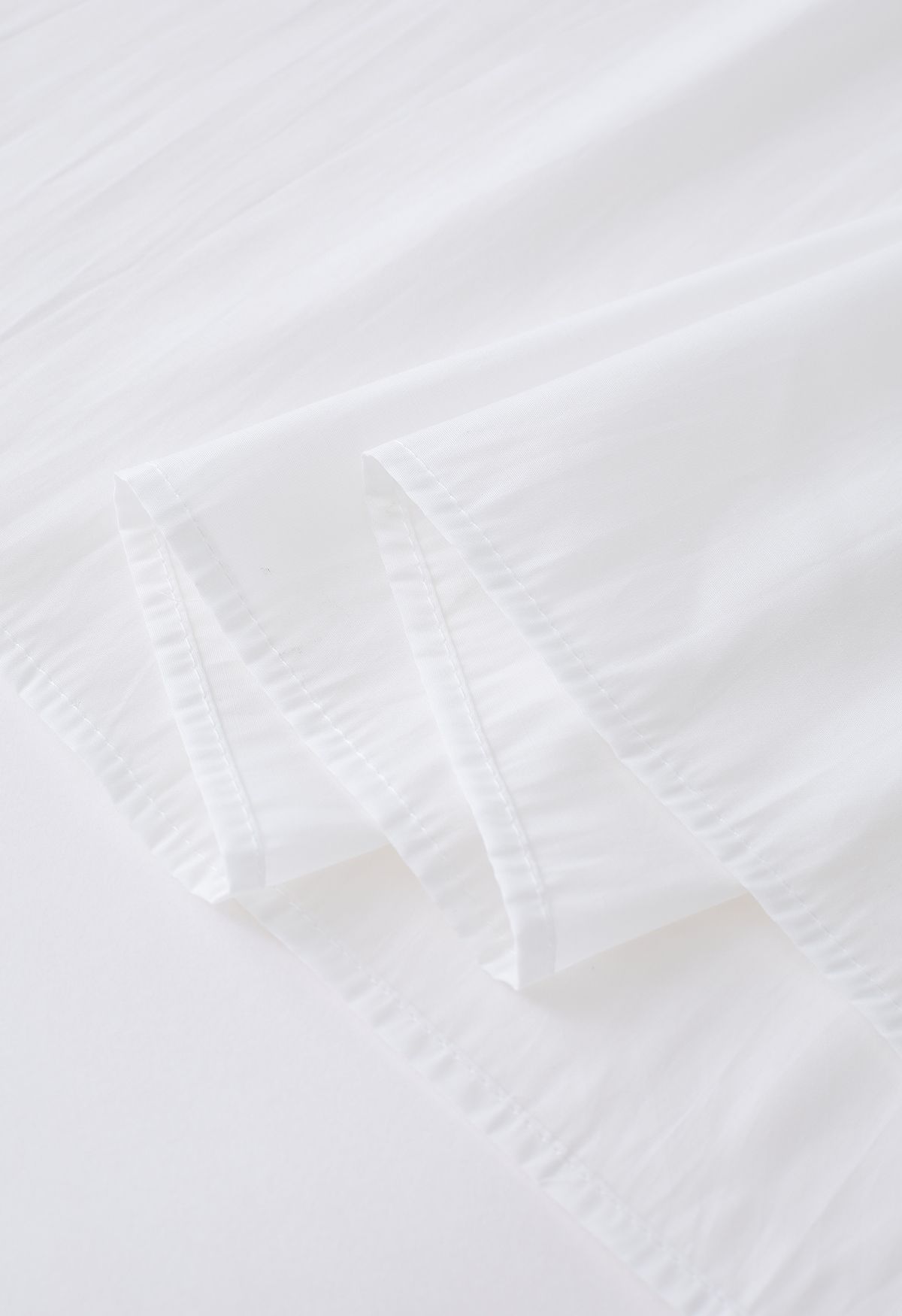 فستان مخطط بفتحة رقبة مربعة باللون الأبيض