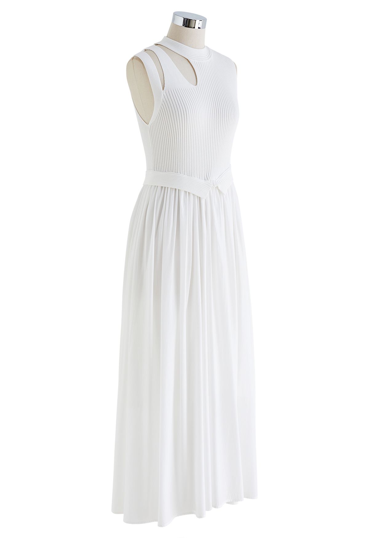 فستان مخطط بفتحة رقبة مربعة باللون الأبيض