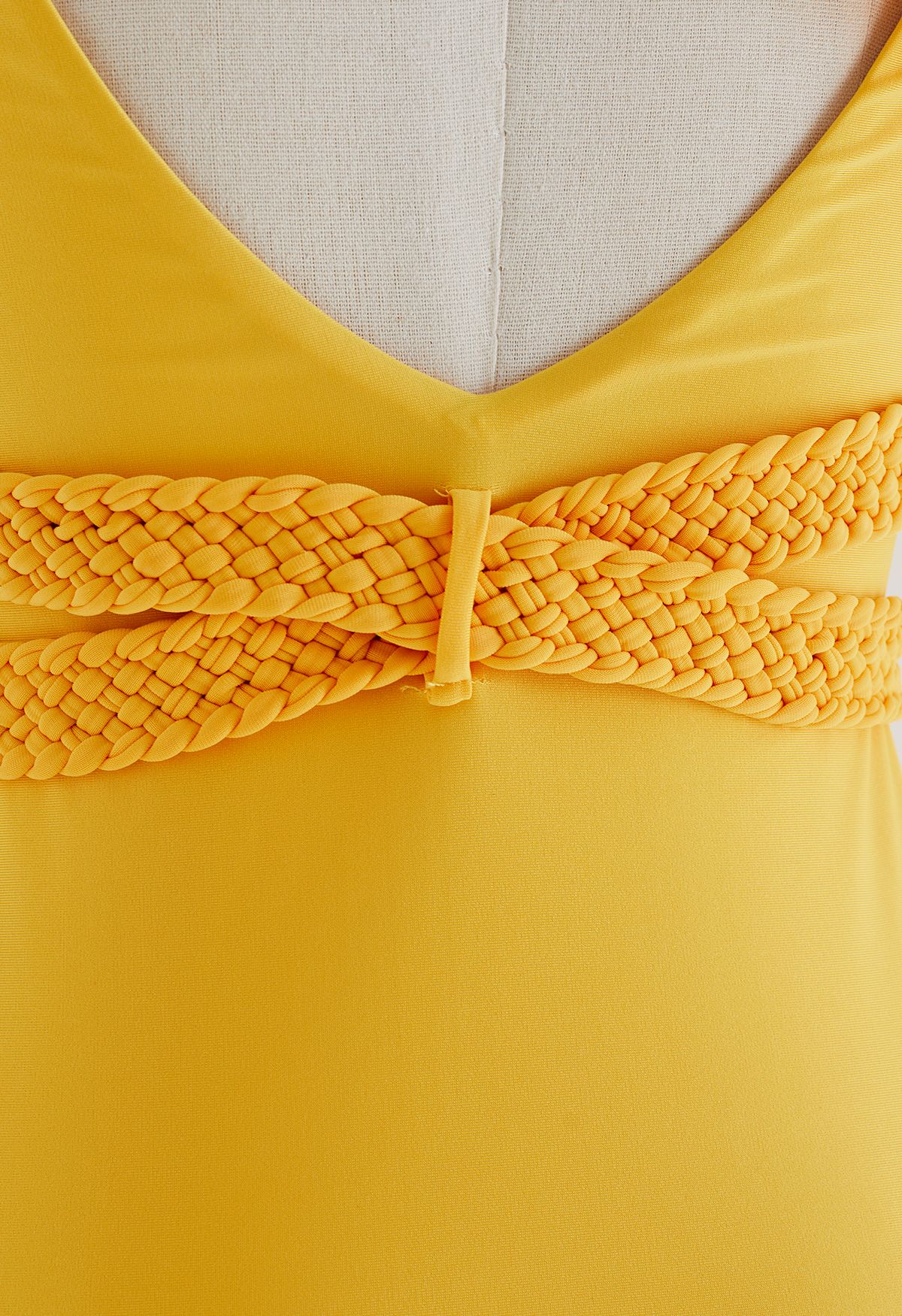 ملابس السباحة باللون الأصفر