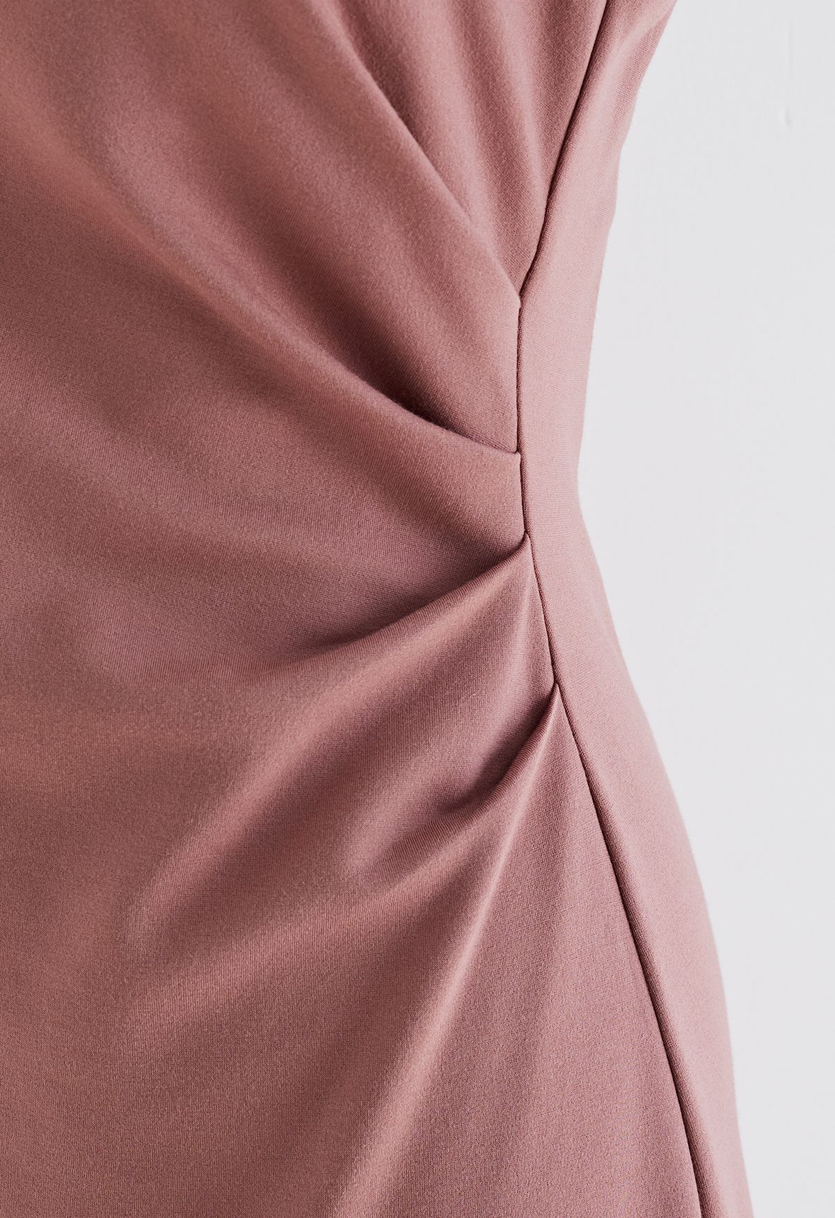 فستان قصير بحمالات مكشكشة من الجانب باللون الوردي المترب
