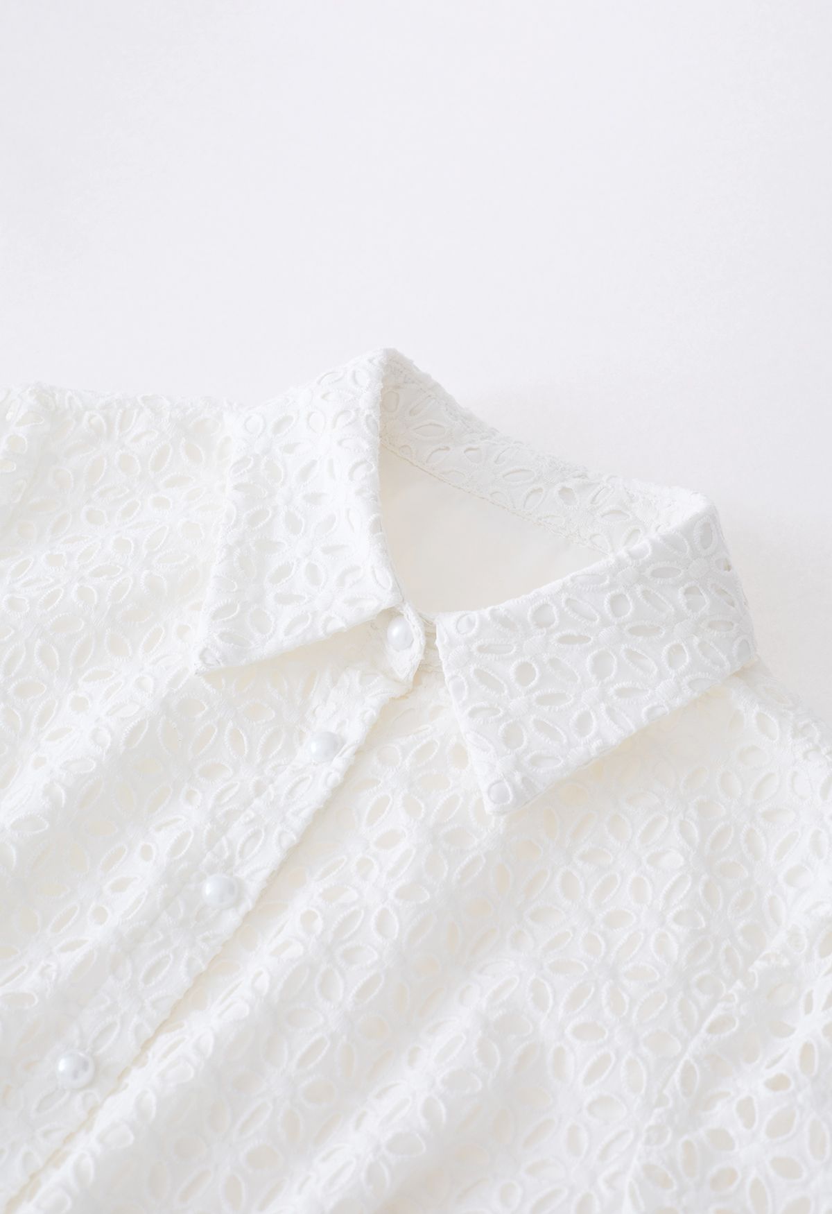 فستان ماكسي مزين بزهور بيضاء نقية
