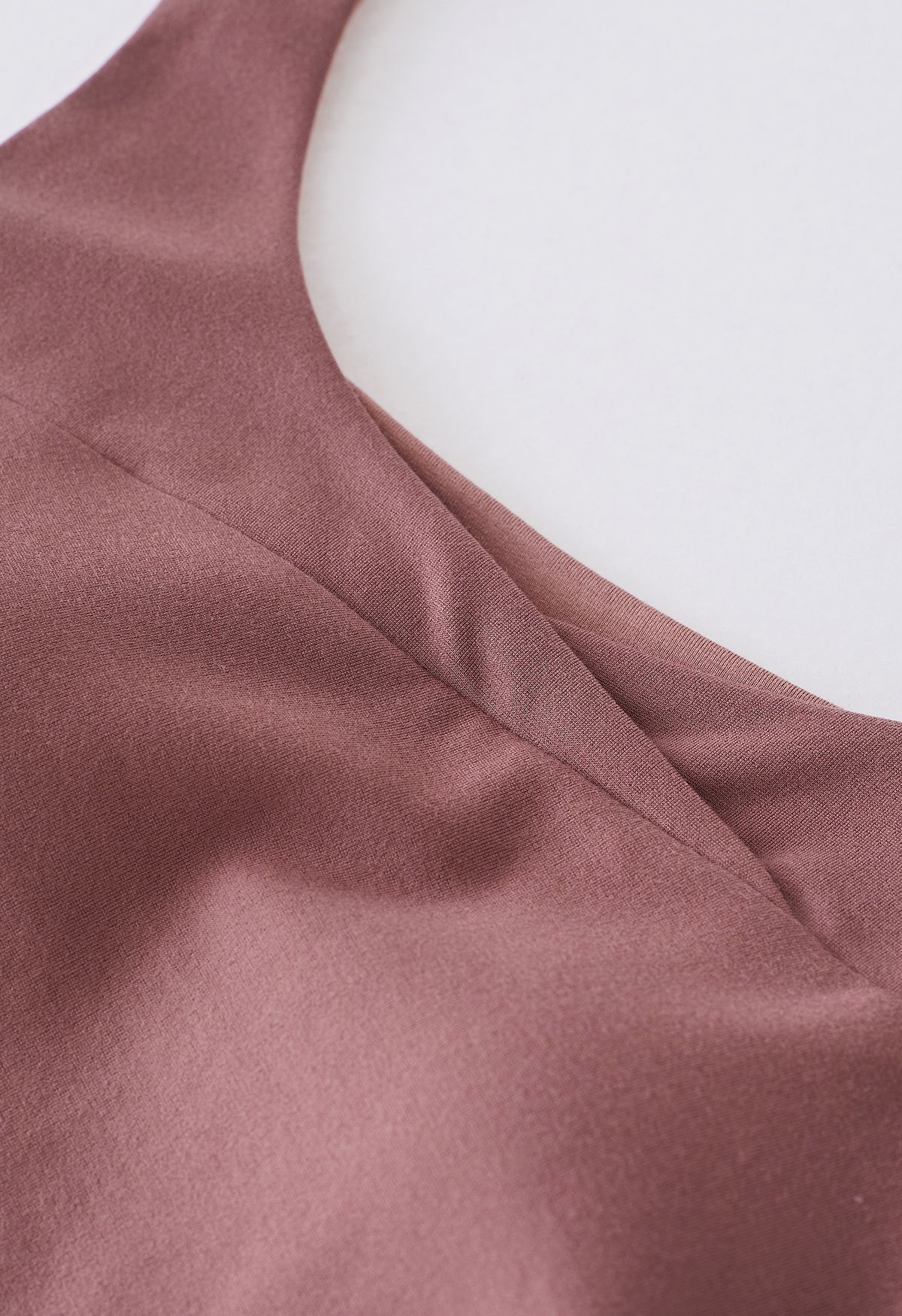 فستان قصير بحمالات مكشكشة من الجانب باللون الوردي المترب