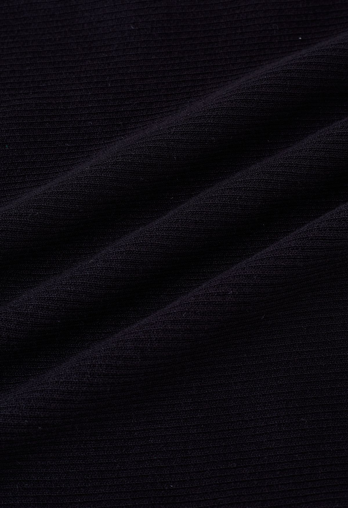 بلوزة محبوكة بربطة عنق مضلعة باللون الأسود