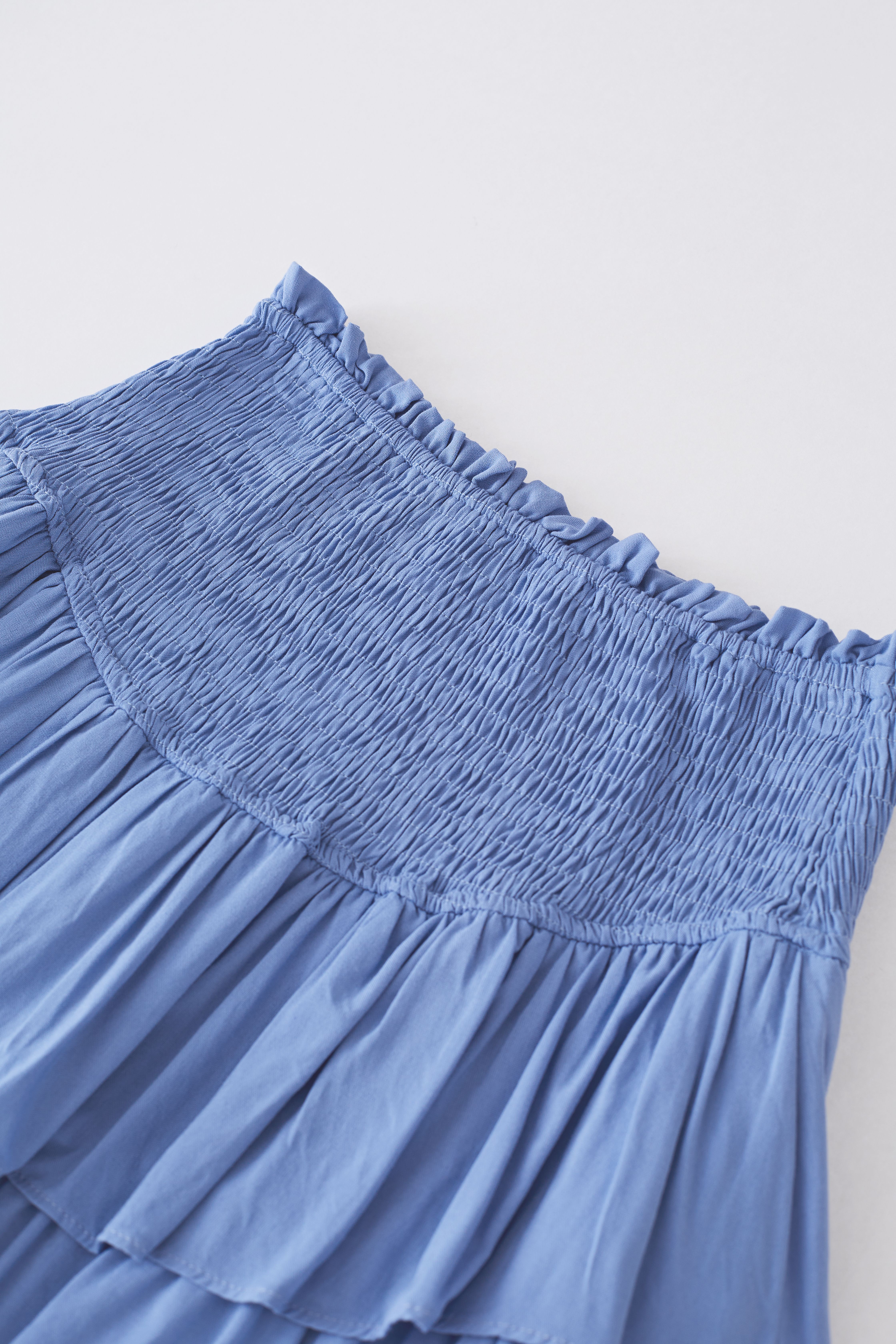 تنورة قصيرة مكشكشة متدرجة الخصر باللون الأزرق