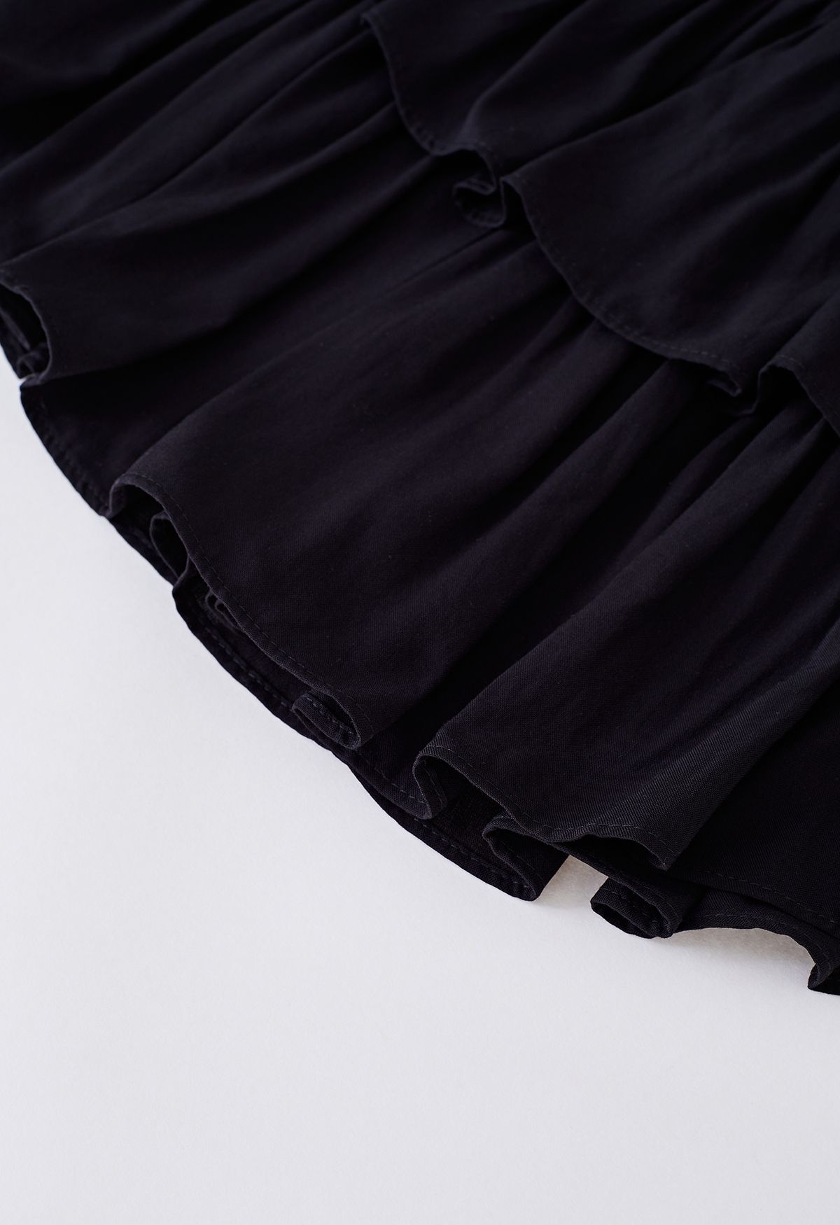 تنورة قصيرة مكشكشة متدرجة بخصر مكشكش باللون الأسود