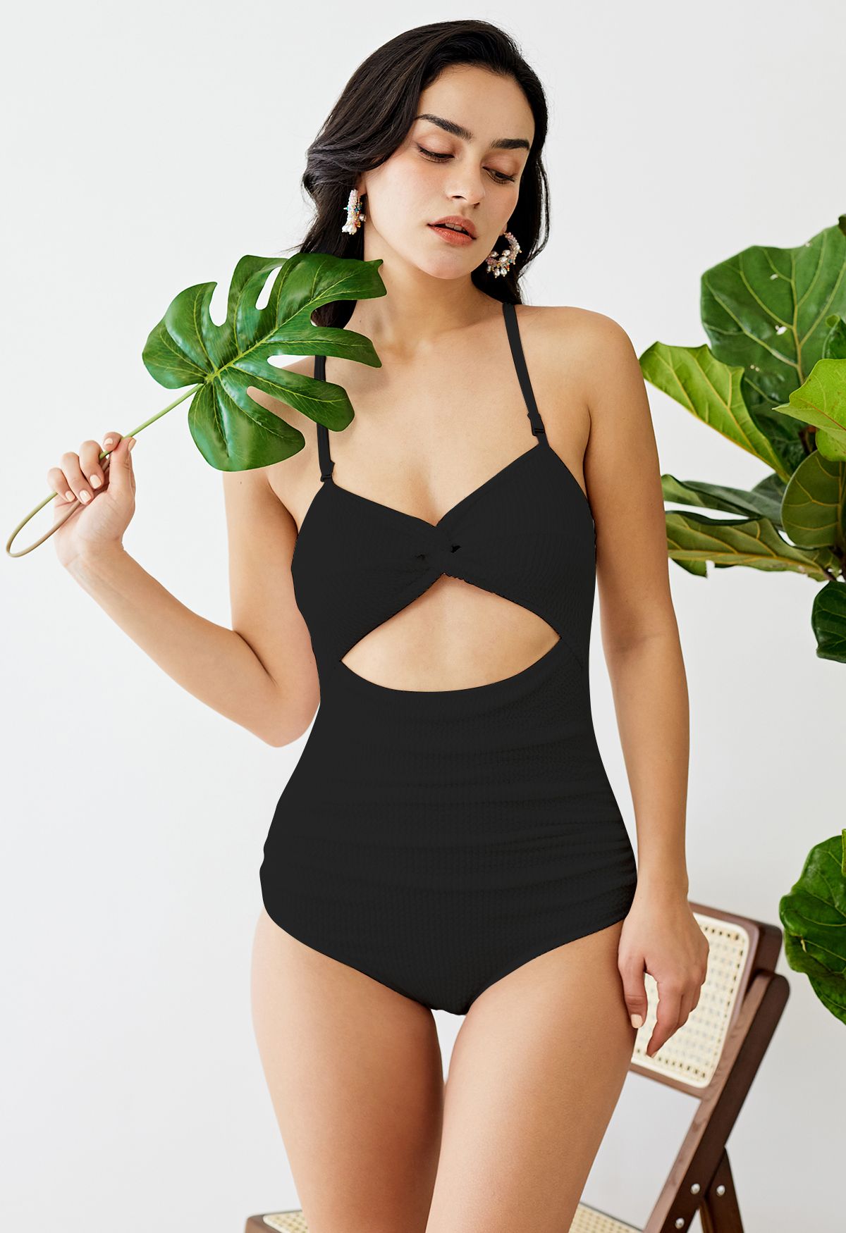 ملابس السباحة الملتوية المموجة المحبوكة باللون الأسود