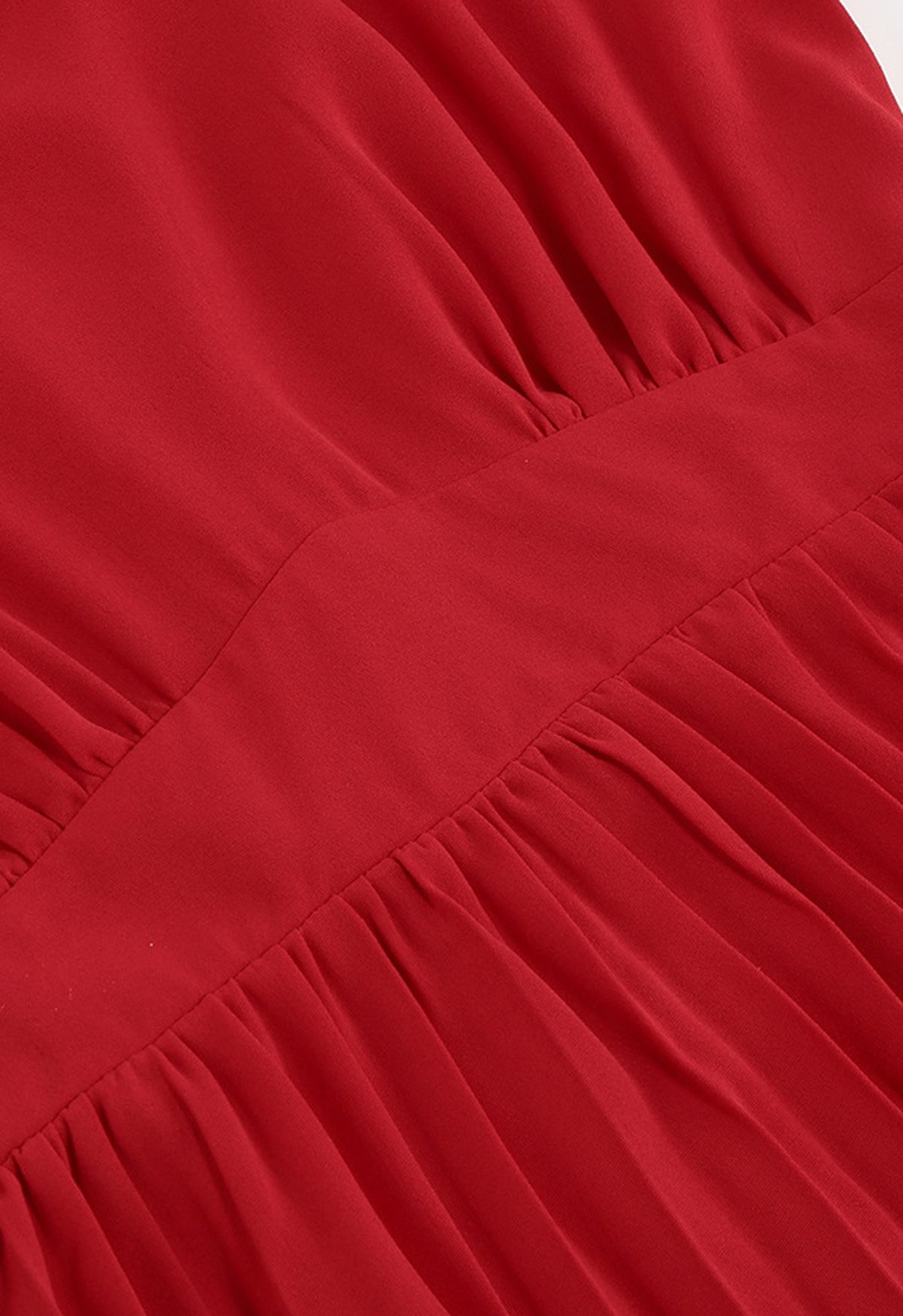 فستان متوسط الطول بطيات بدون أكمام وربطة عنق باللون الأحمر