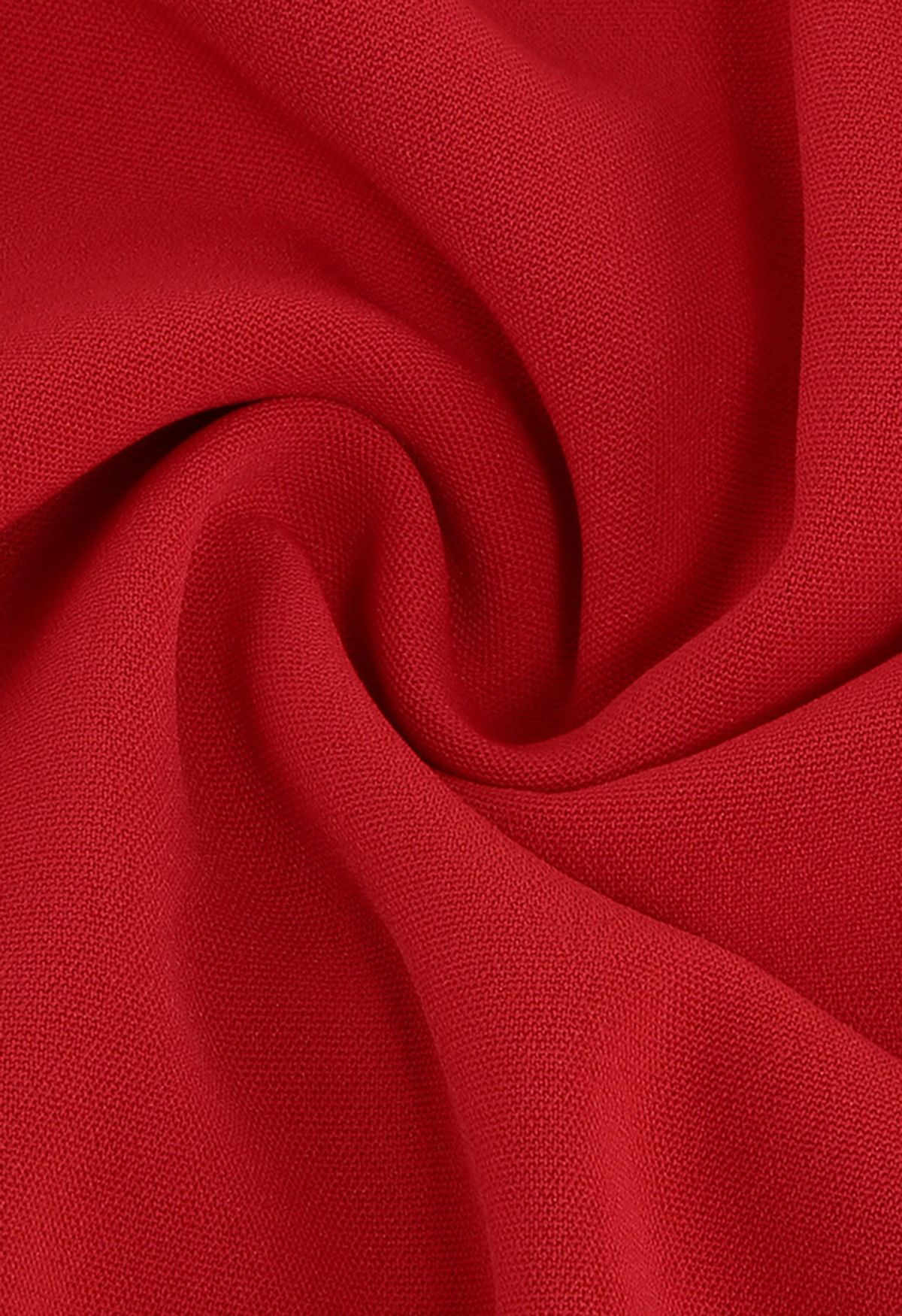 فستان متوسط الطول بطيات بدون أكمام وربطة عنق باللون الأحمر