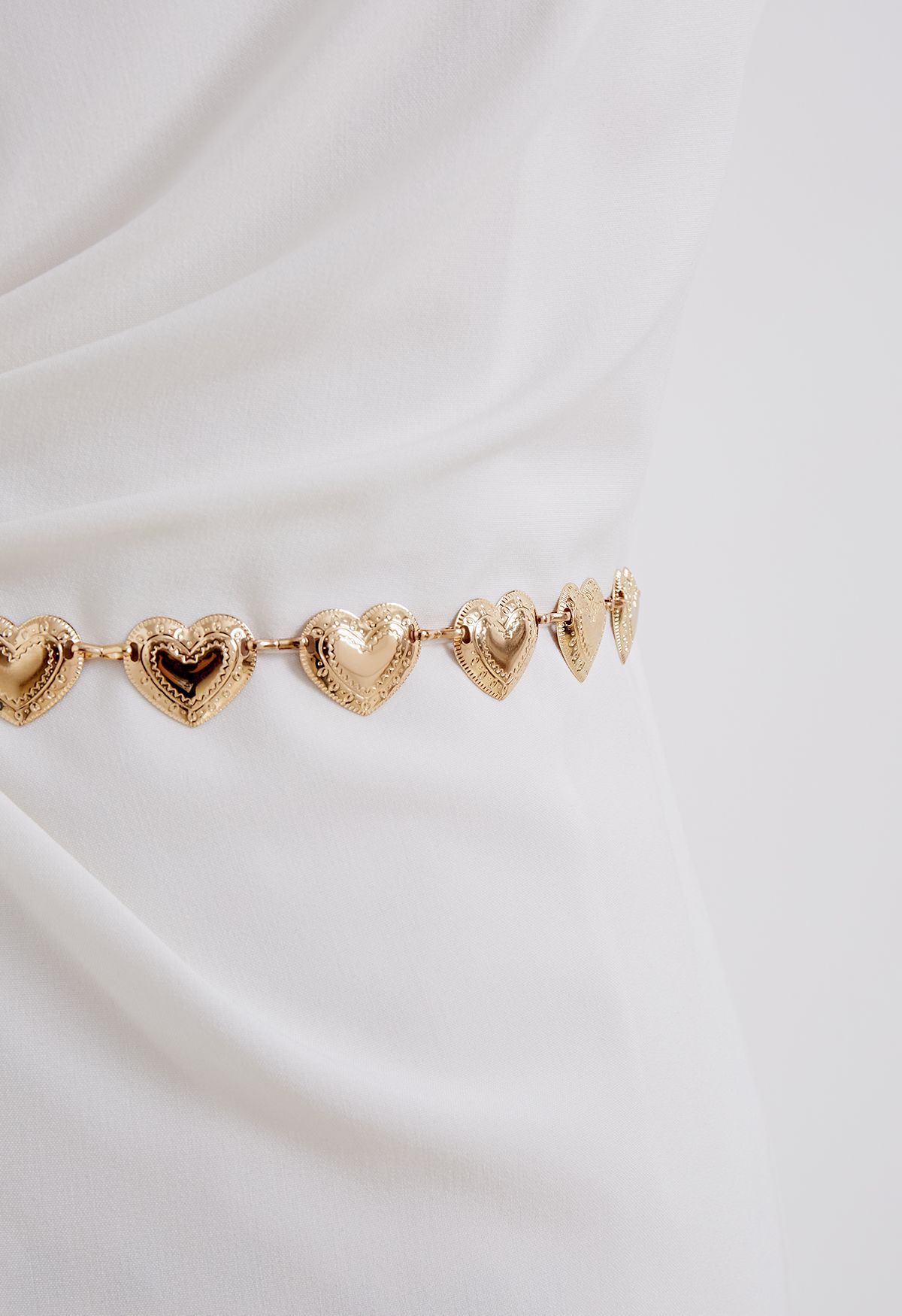 نقش حزام سلسلة القلب الذهبي