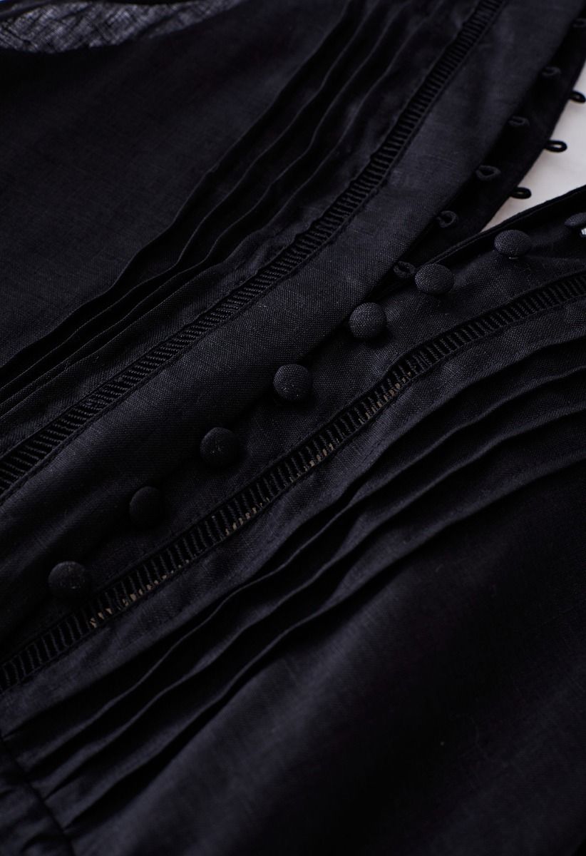 فستان بلا أكمام بياقة على شكل V وأزرار باللون الأسود