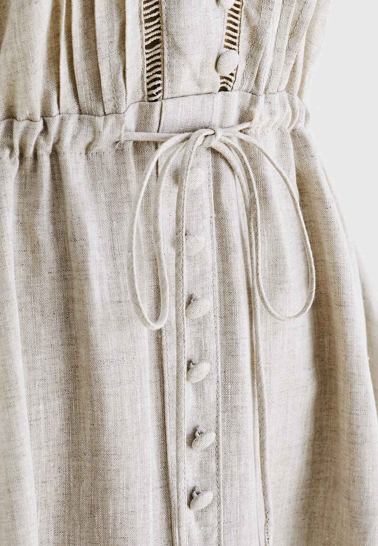فستان بلا أكمام بياقة على شكل V وأزرار من الكتان