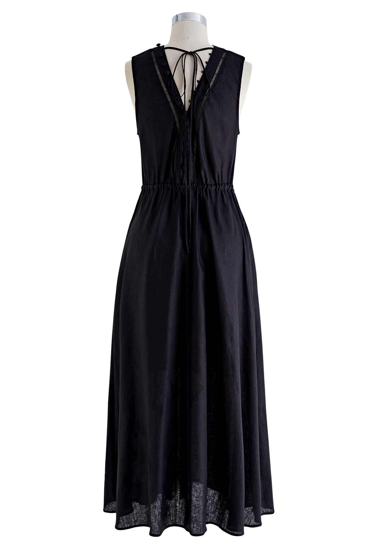 فستان بلا أكمام بياقة على شكل V وأزرار باللون الأسود