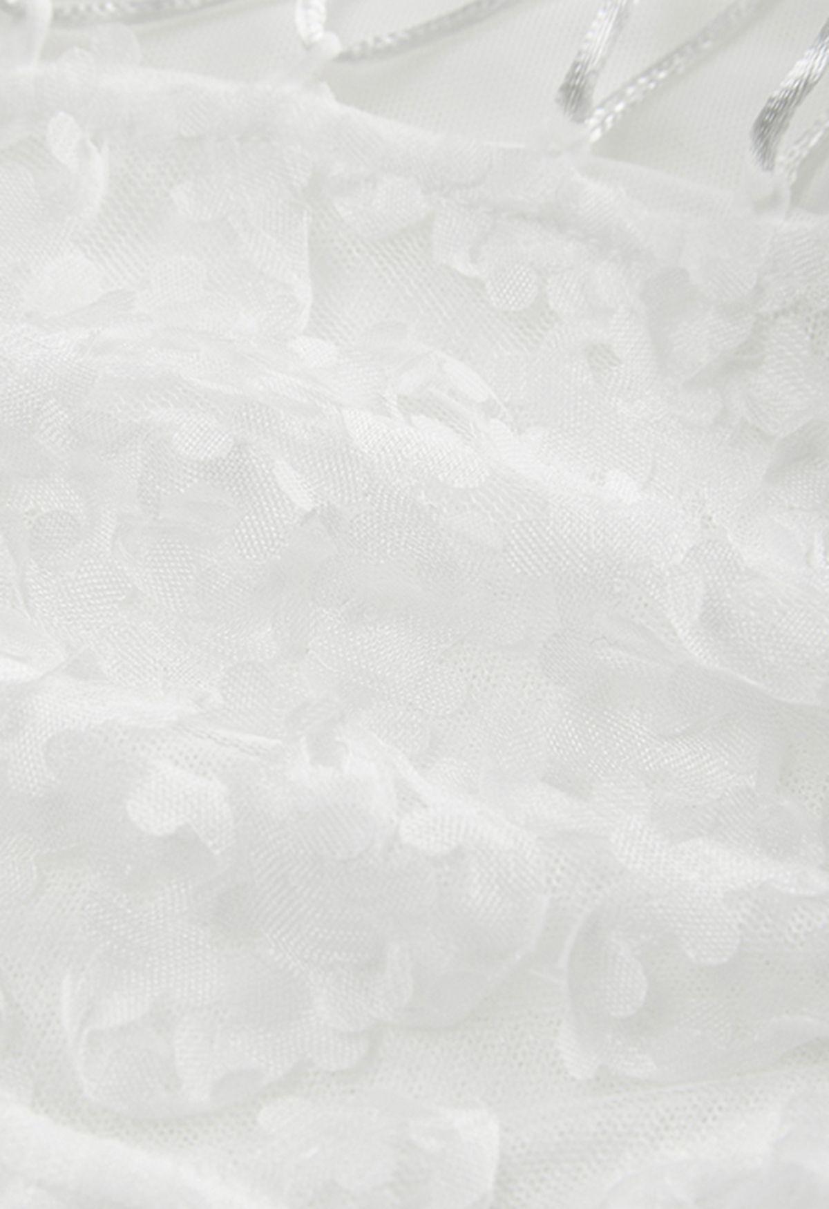 بلوزة بوستير قصيرة برباط على شكل زهرة ثلاثية الأبعاد باللون الأبيض
