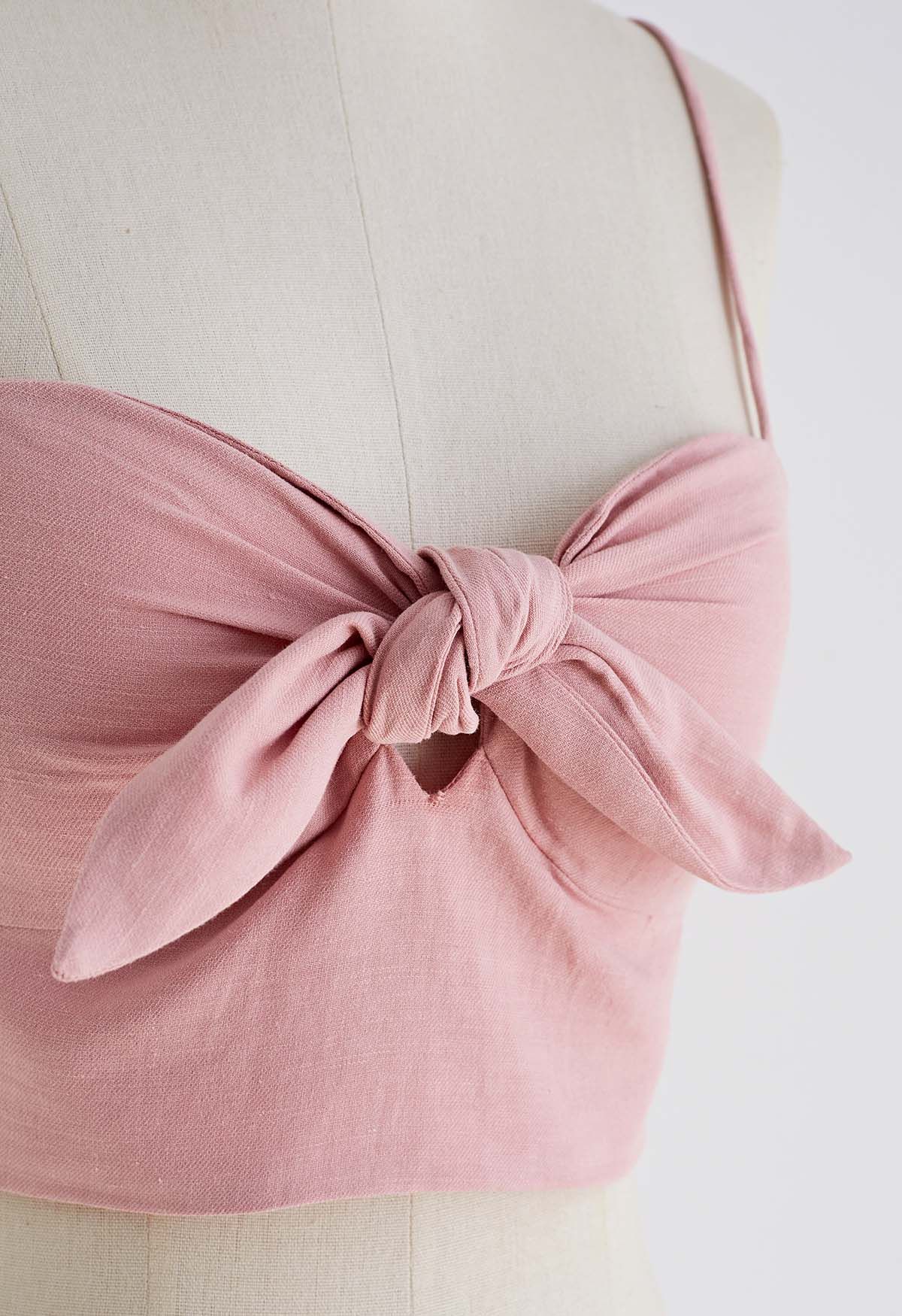 بلوزة قصيرة مزينة بعقدة وربطة عنق باللون الوردي
