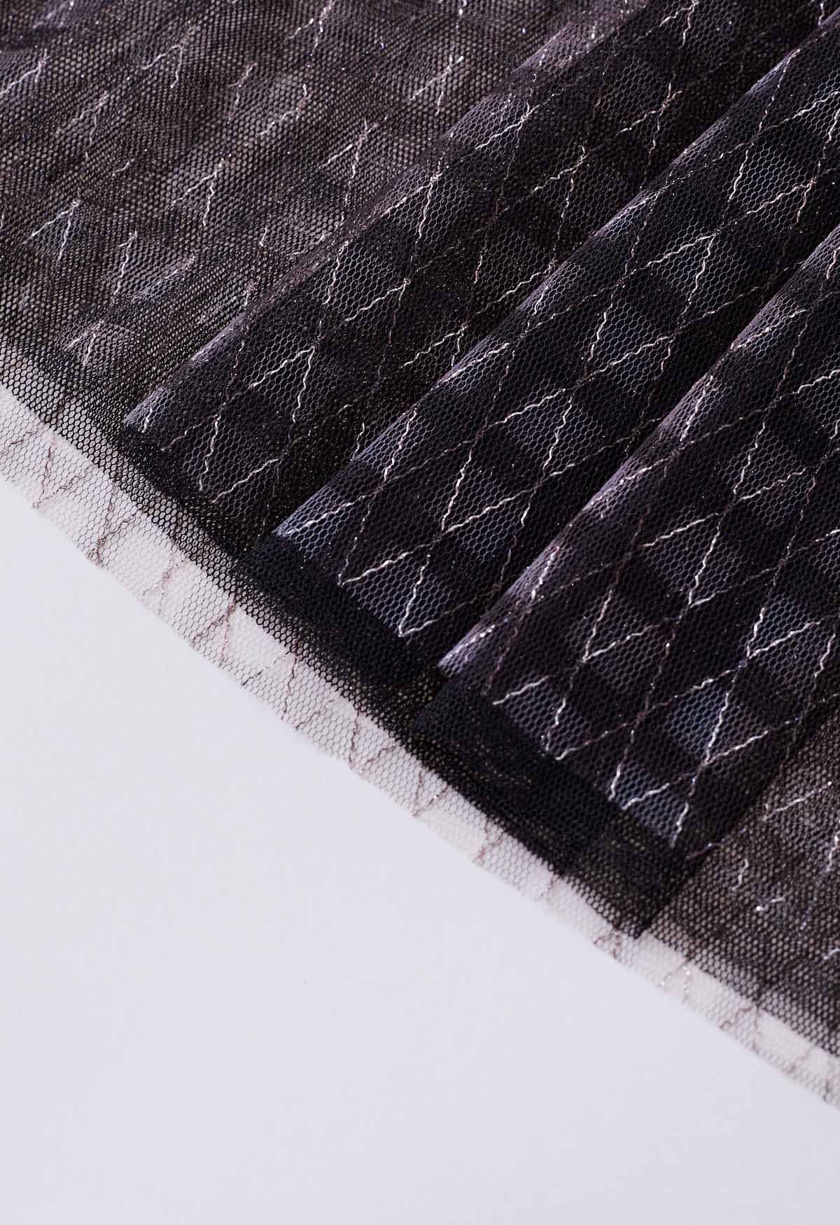 تنورة تول شبكية بخيوط معدنية على شكل ماسي باللون الأسود