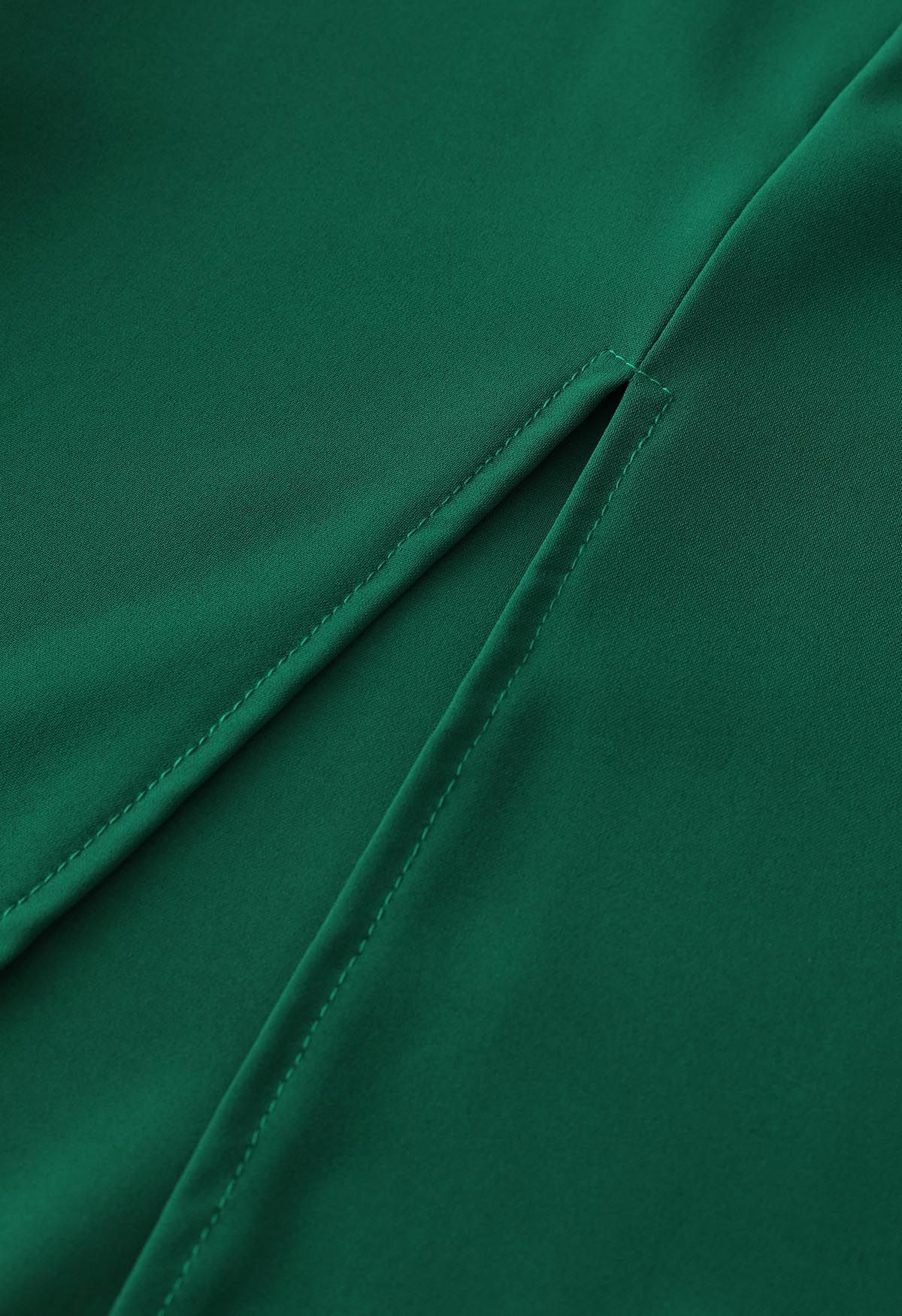 فستان قصير بحافة مكشكشة ورباط على الكتف باللون الأخضر