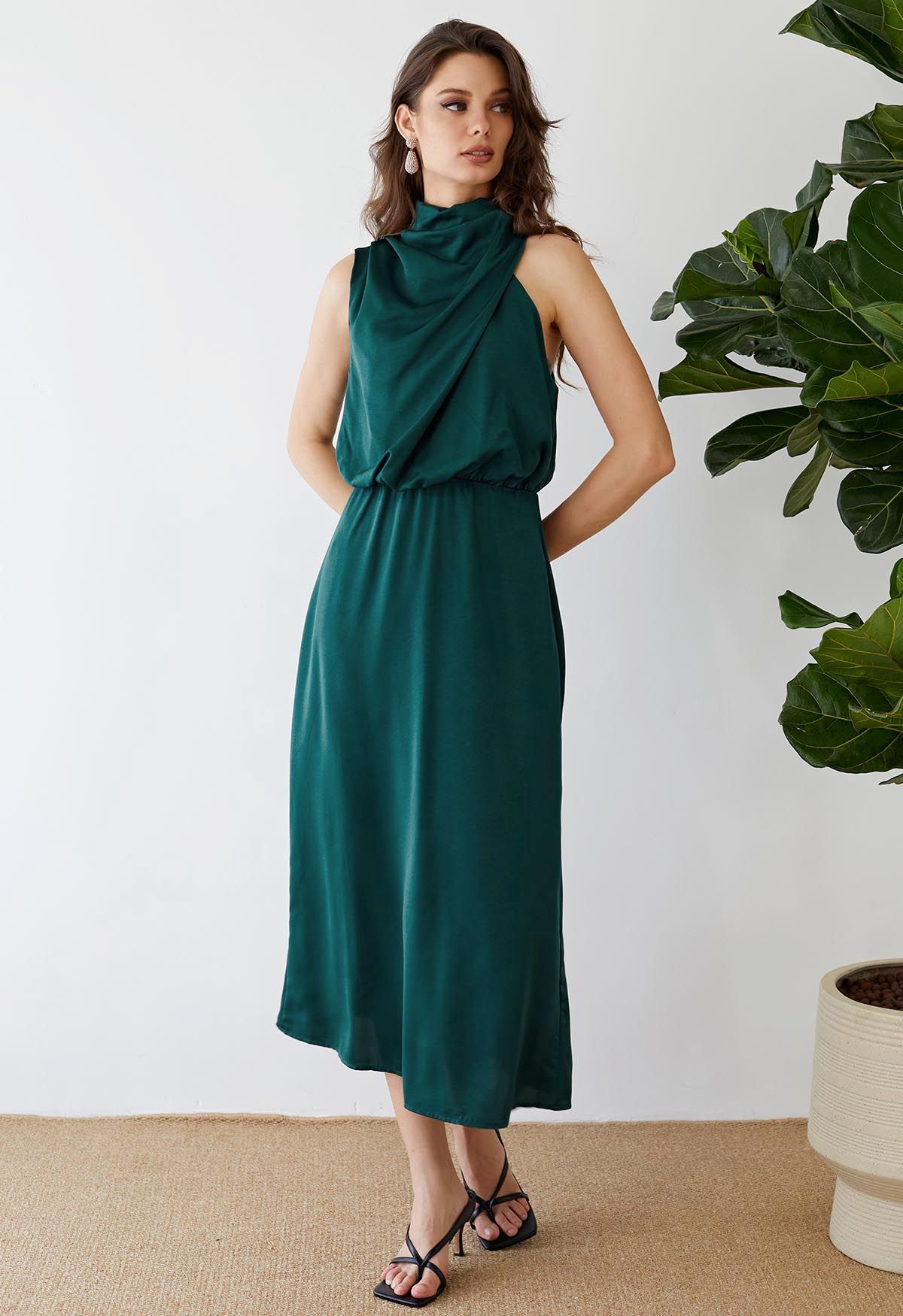 غير متماثل Ruched العنق بلا أكمام فستان باللون الأخضر الداكن