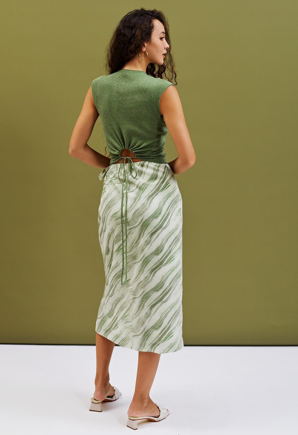 تنورة ميدي بطبعة رخامية وربطة خصر ورفرف باللون الأخضر