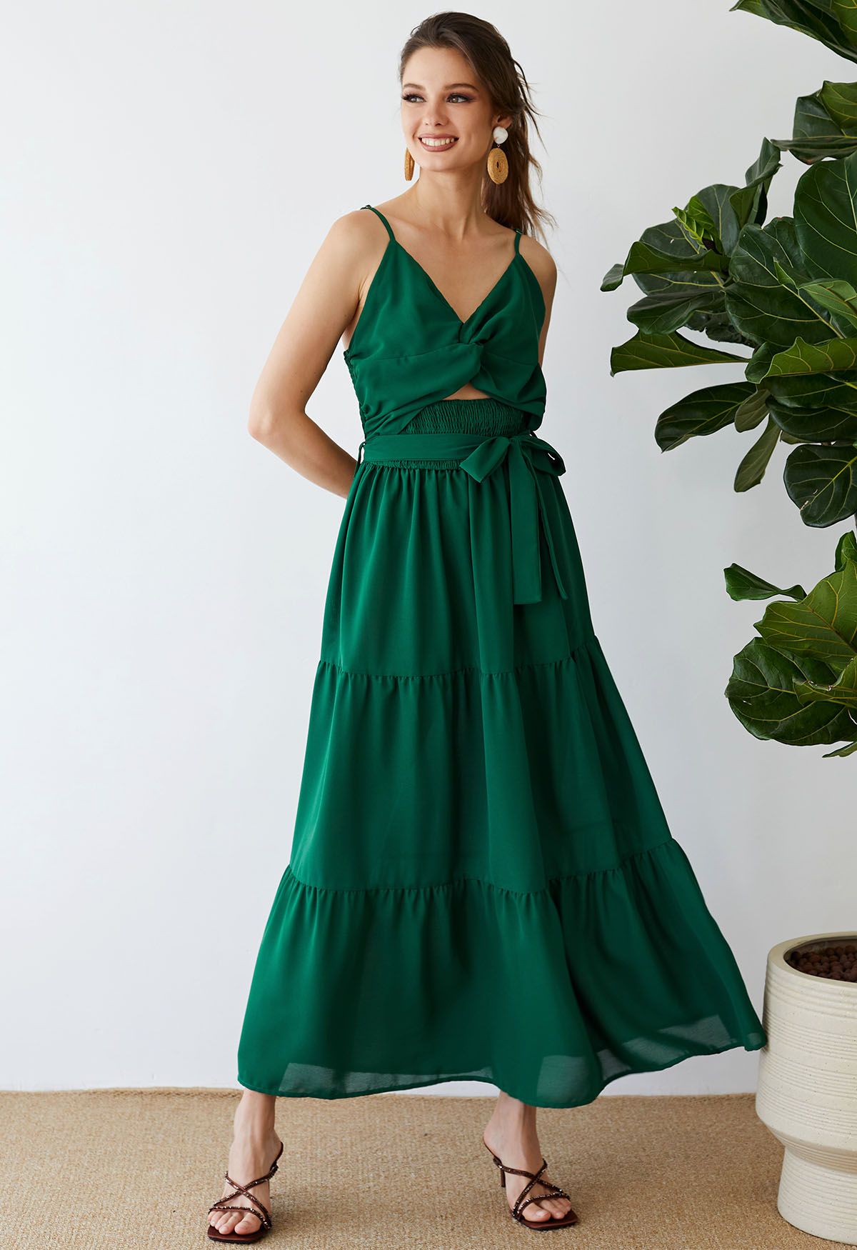 فستان قصير بتصميم ملفوف من الكامي بتصميم ملفوف باللون الأخضر