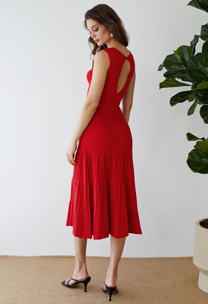 فستان ميدي محبوك بدون أكمام بفتحة من الخلف ومزين بفتحة من الخلف باللون الأحمر