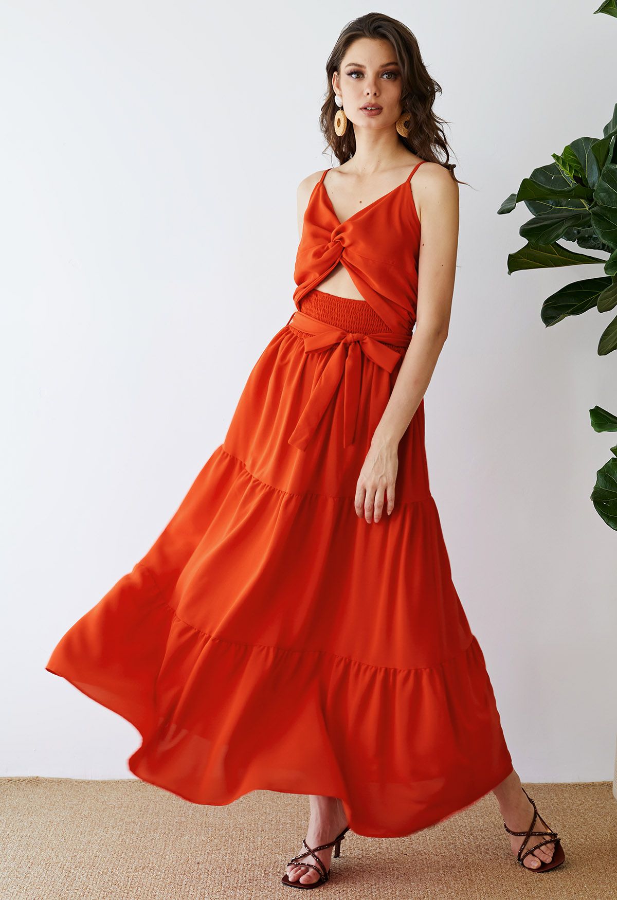 فستان قصير بتصميم ملفوف من الكامي باللون البرتقالي