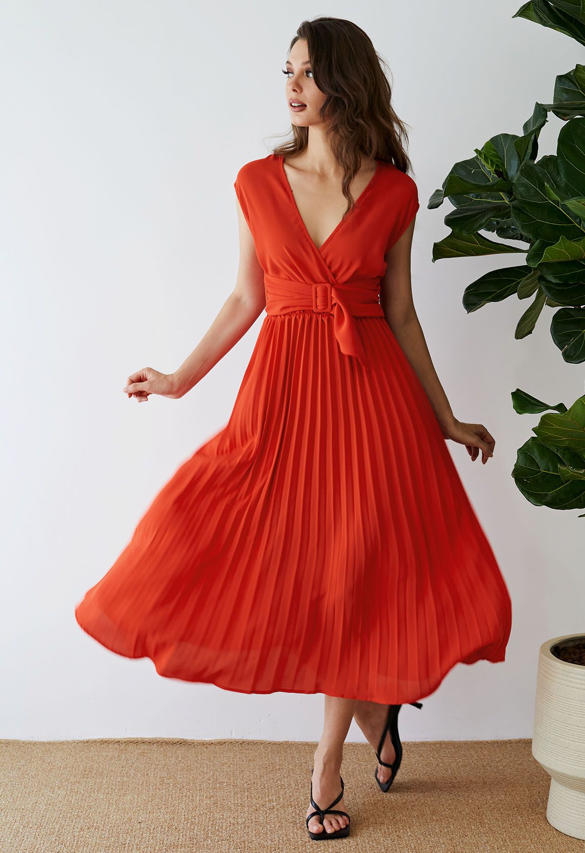 فستان بدون أكمام ملفوف بطيات مزين بالوشاح باللون البرتقالي